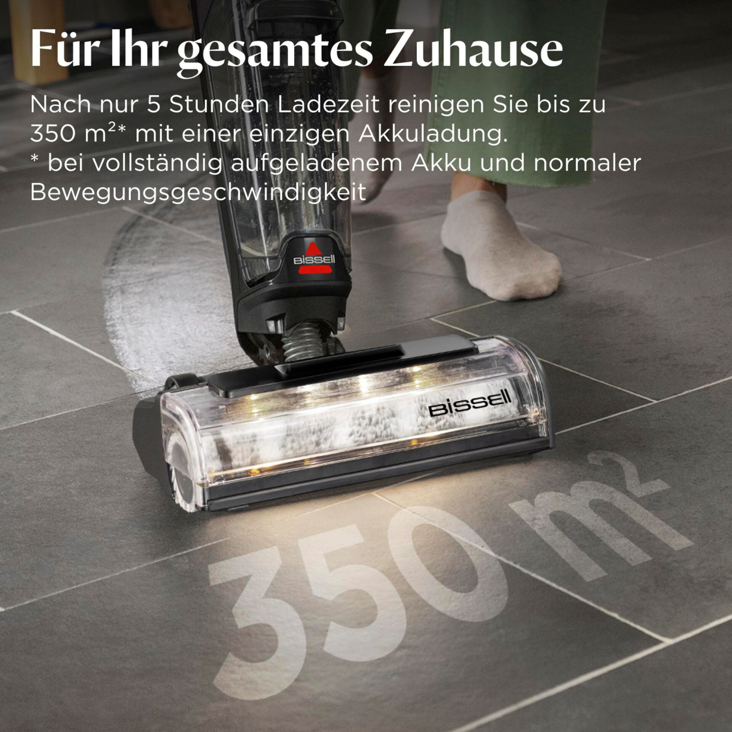 Ein Bissell Nass-Trockensauger reinigt dunkle Fliesen mit deutschem Werbetext.