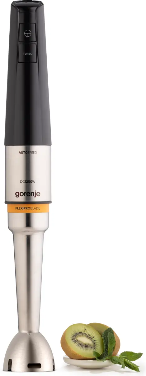 Egy Gorenje botmixer rozsdamentes acél testtel és fekete nyéllel, mellette egy tányér kiwivel és mentával.