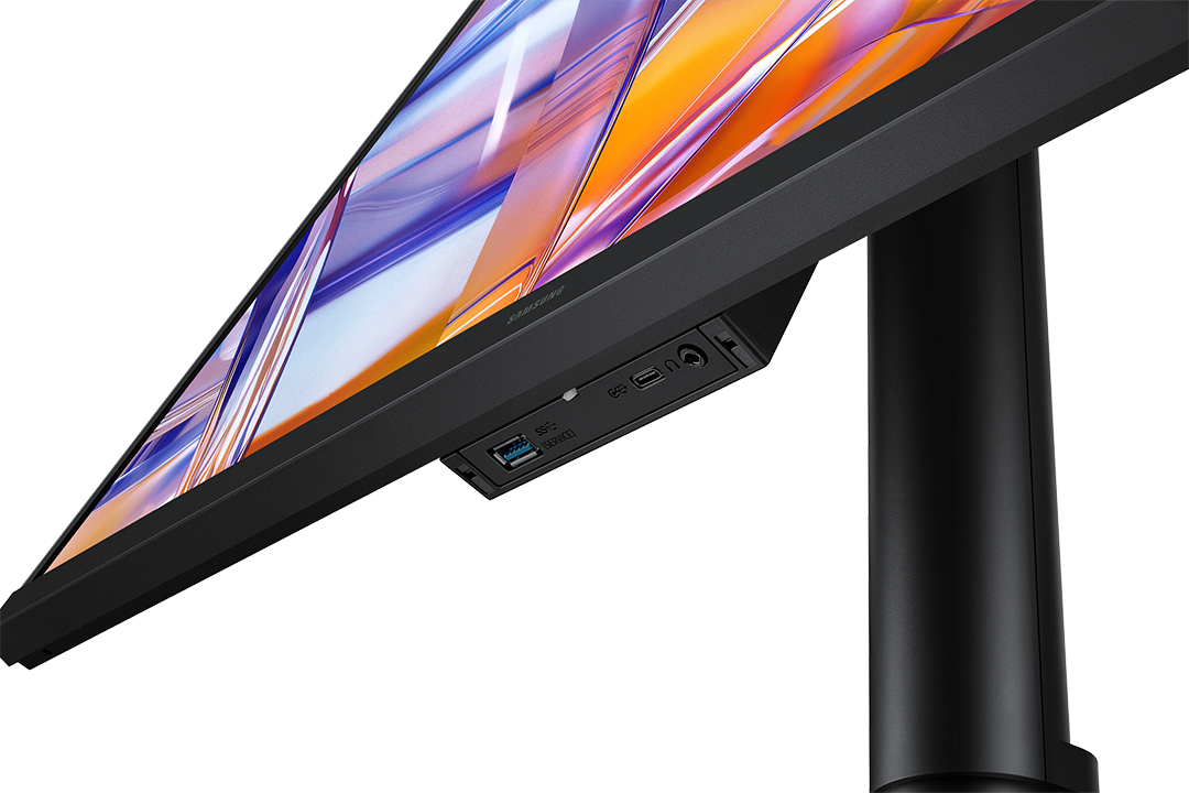 Fekete Samsung monitor alsó nézete USB- és audio-csatlakozókkal.