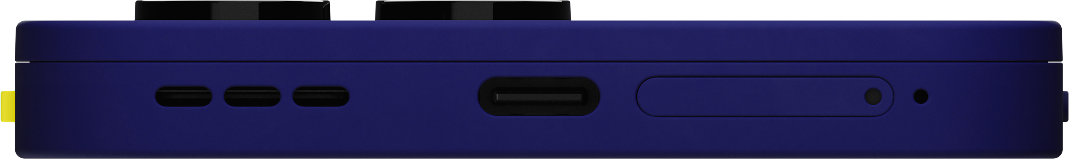 Unterseite eines blauen Geräts mit USB-C-Anschluss, Lautsprecheröffnungen und einem SIM-Karten-Schacht.