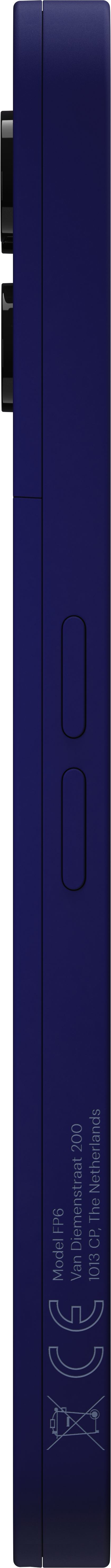 Seitenansicht eines dunklen Smartphones mit zwei Kameras und CE-Kennzeichnung auf der Unterseite.