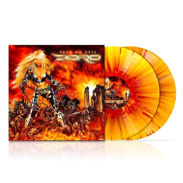 Doro Fear No Evil Schallplatten-Cover und zwei gelb-orangefarbene Splatter-Schallplatten vor weißem Hintergrund.