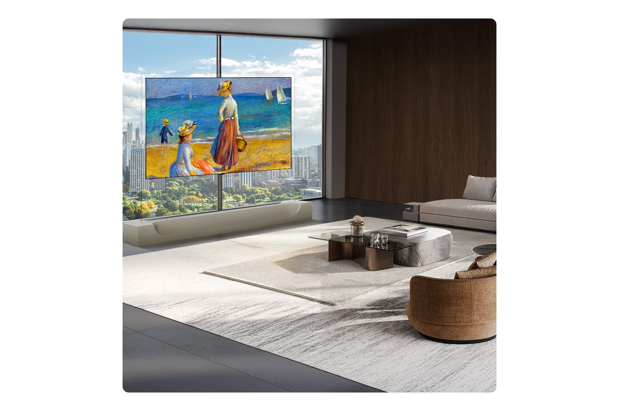 Ein modernes Wohnzimmer mit einem großen transparenten Fernseher, der ein impressionistisches Strandgemälde zeigt.