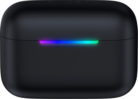 Custodia di ricarica nera chiusa con una barra luminosa LED RGB luminosa sul davanti e logo Razer in rilievo.