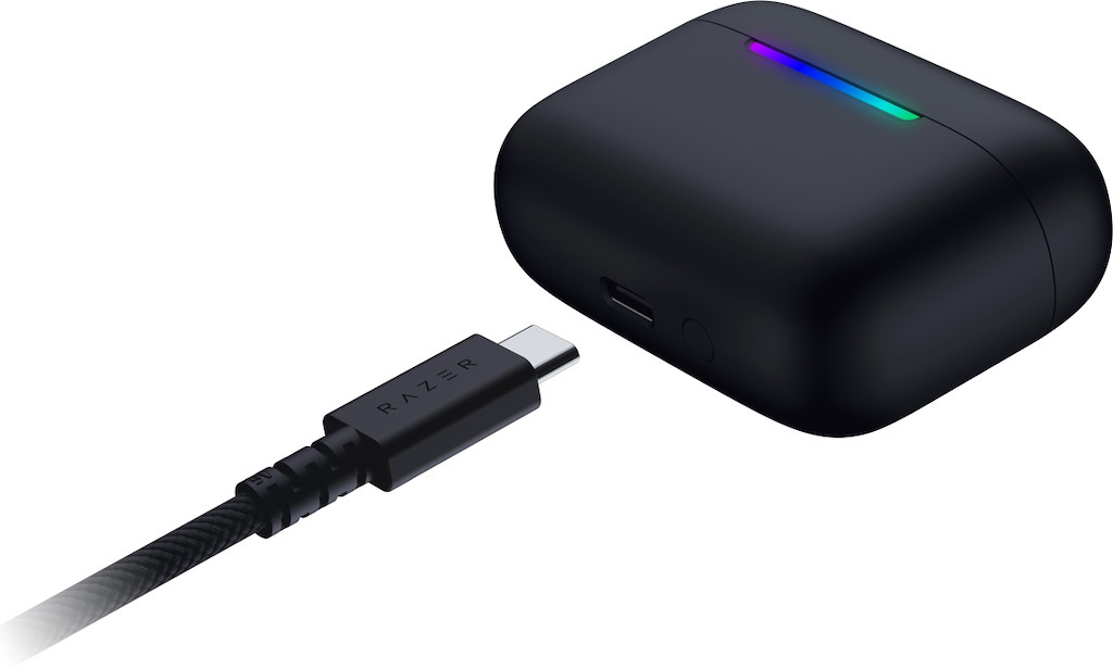 Una custodia di ricarica nera per auricolari wireless Razer con striscia LED e cavo USB-C.