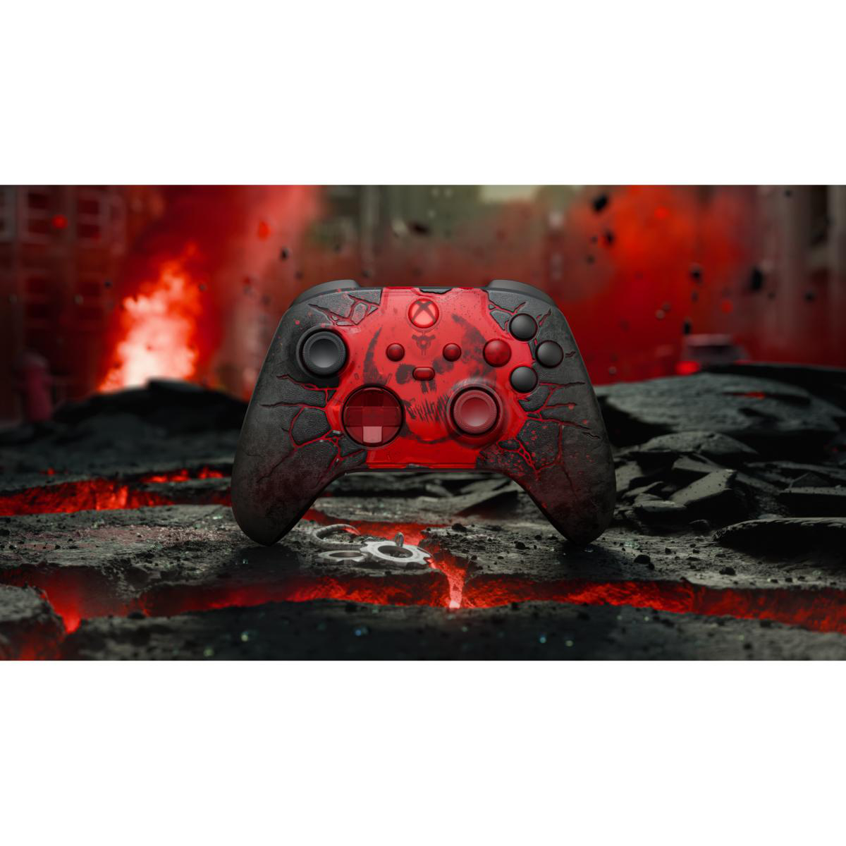 Ein rot-schwarzer Xbox-Controller auf zerklüftetem, feurigem Boden vor einer rauchigen Hintergrundkulisse.