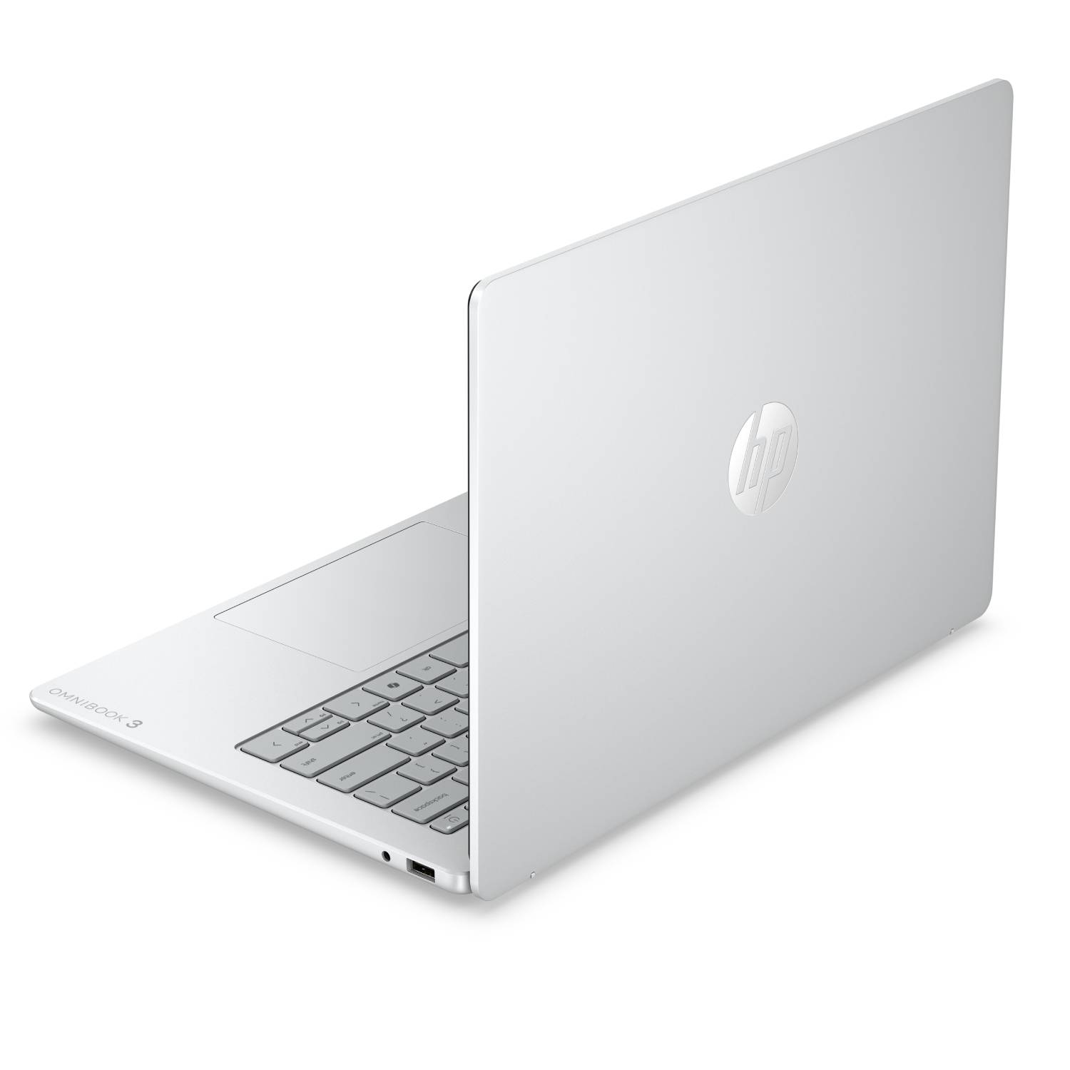 Una computadora portátil HP Omnibook plateada está parcialmente abierta sobre una superficie blanca.