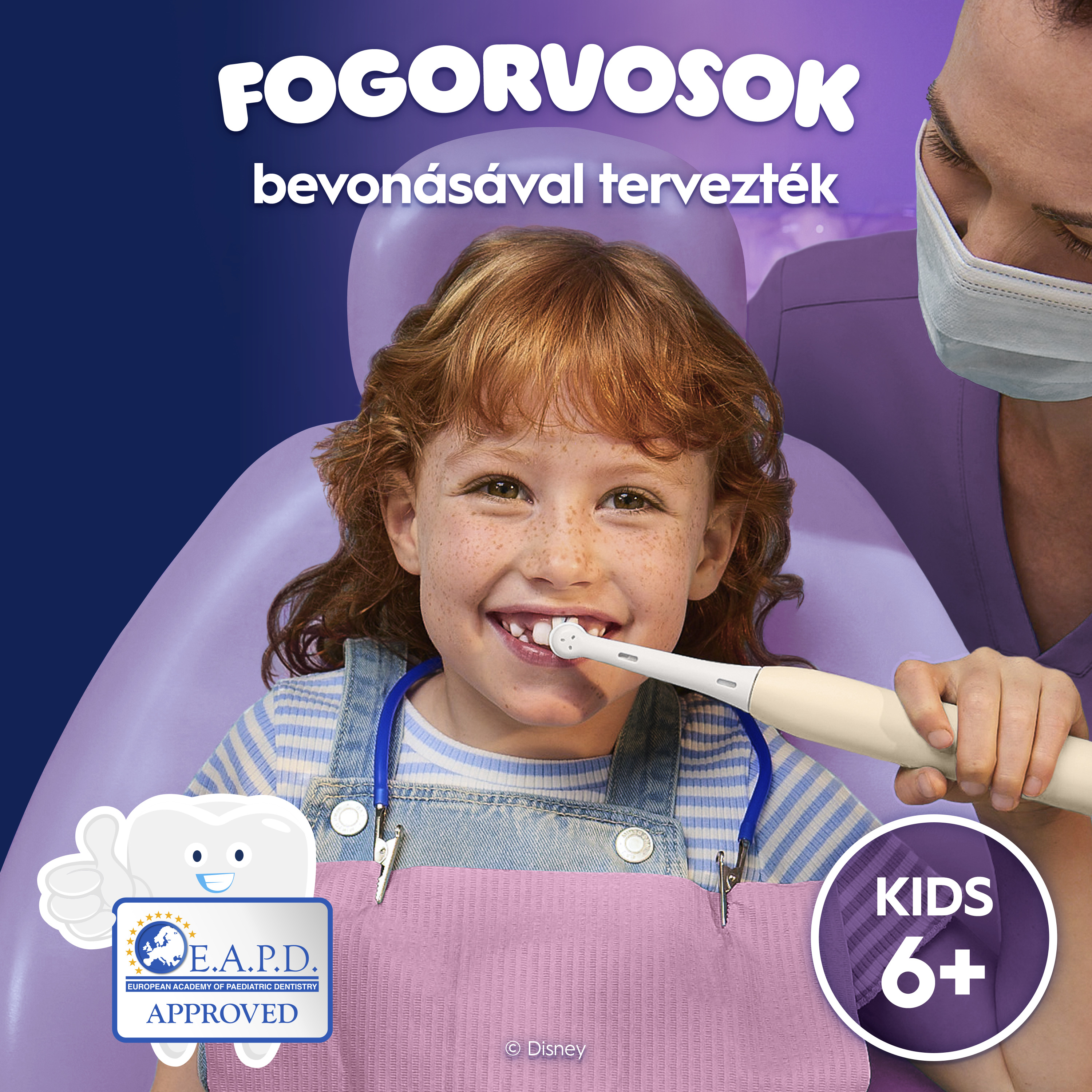 Egy mosolygó kislány a fogorvosnál elektromos fogkefét használ, a háttérben egy szakemberrel.