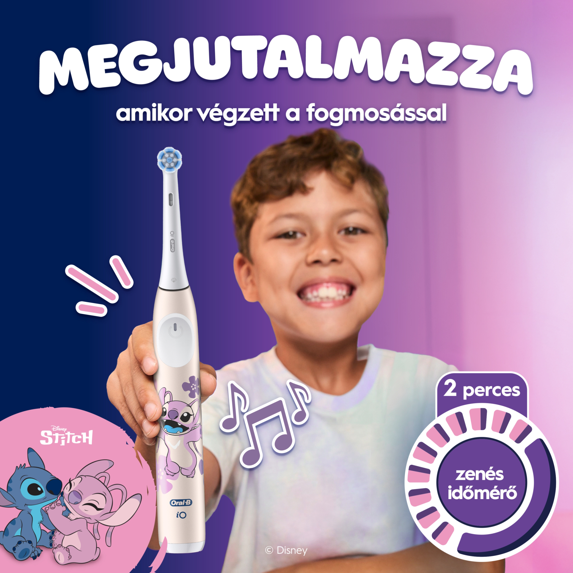 Egy mosolygó fiú tart egy lila Disney Stitch elektromos fogkefét a kamera felé.