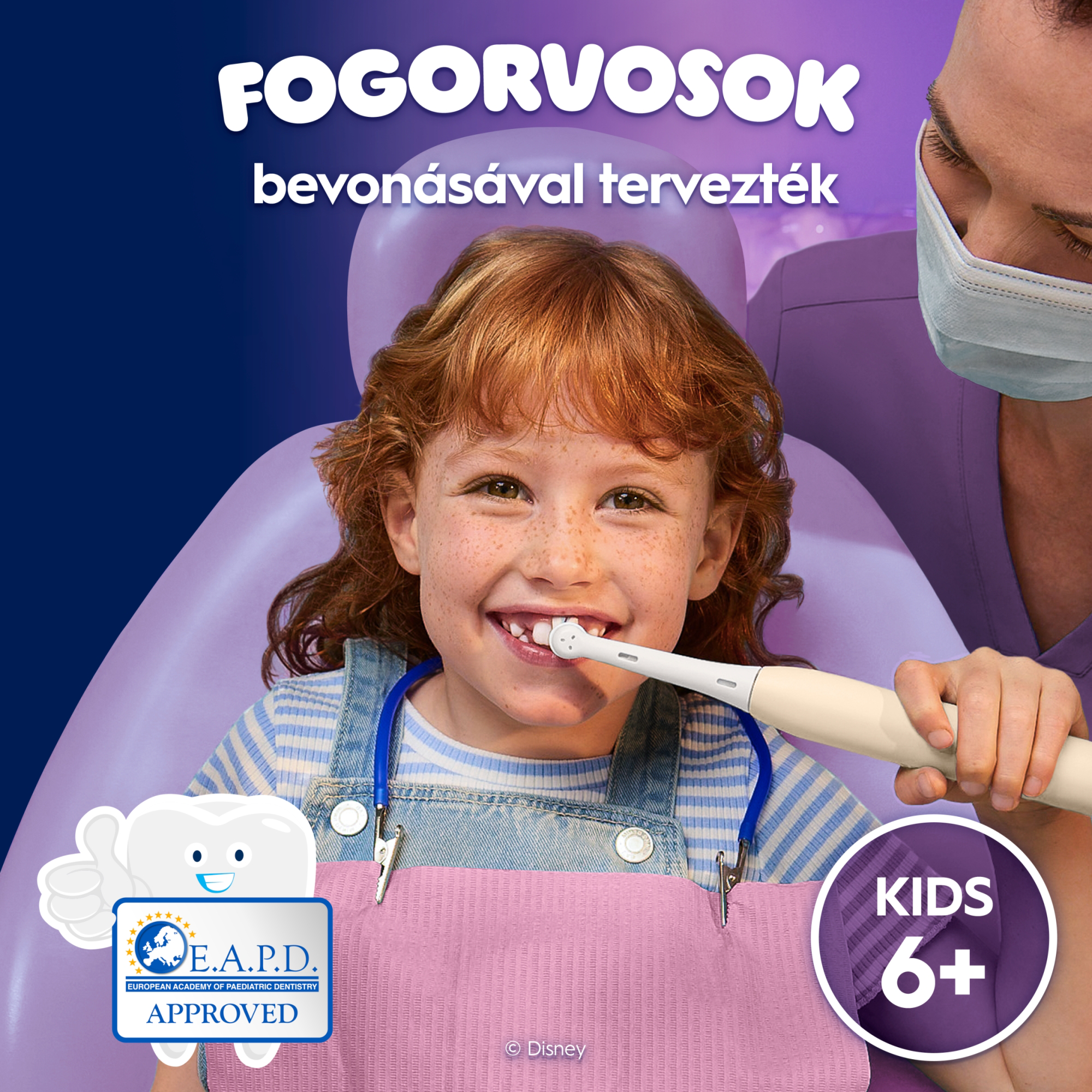 Egy vörös hajú kislány fogorvosi székben ül, és elektromos fogkefével mossa a fogát.