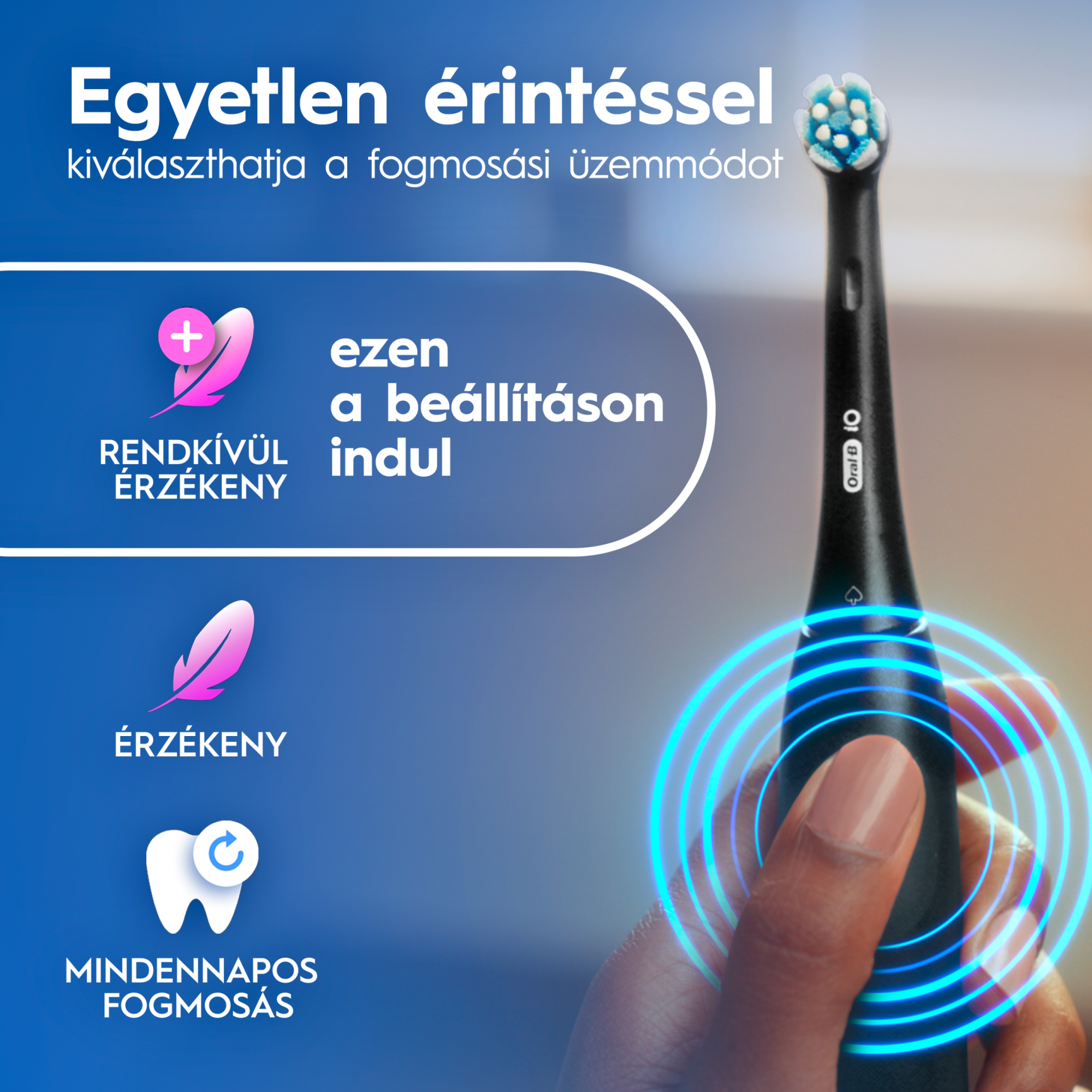 Egy kéz fekete elektromos fogkefét tart kék fénygyűrűkkel és magyar felirattal kék háttér előtt.