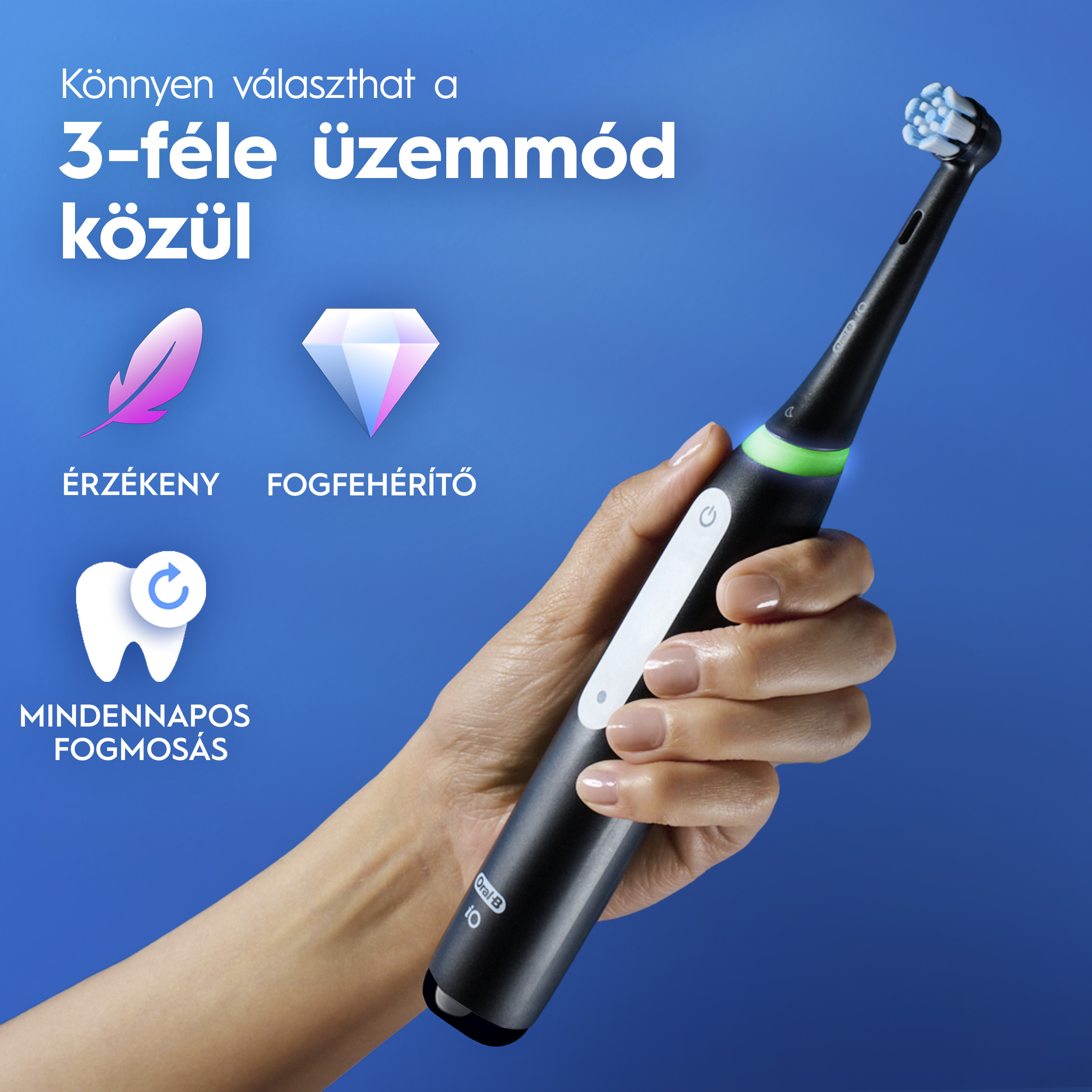 Kéz tart egy fekete Oral-B elektromos fogkefét kék háttér előtt, ikonok és felirat mellett.