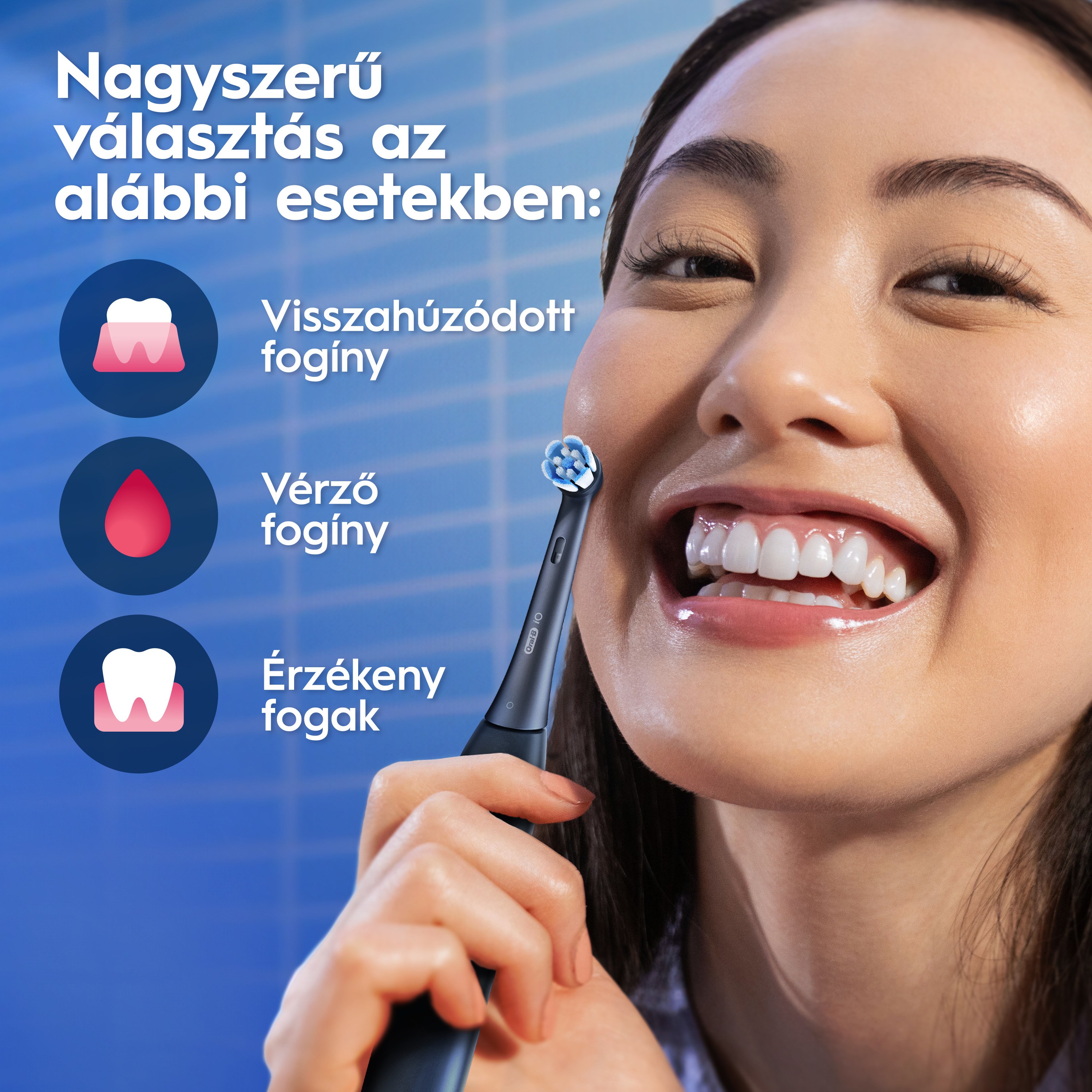 Mosolygó nő fekete elektromos fogkefét tart, magyar szöveggel és ikonokkal kék háttér előtt.
