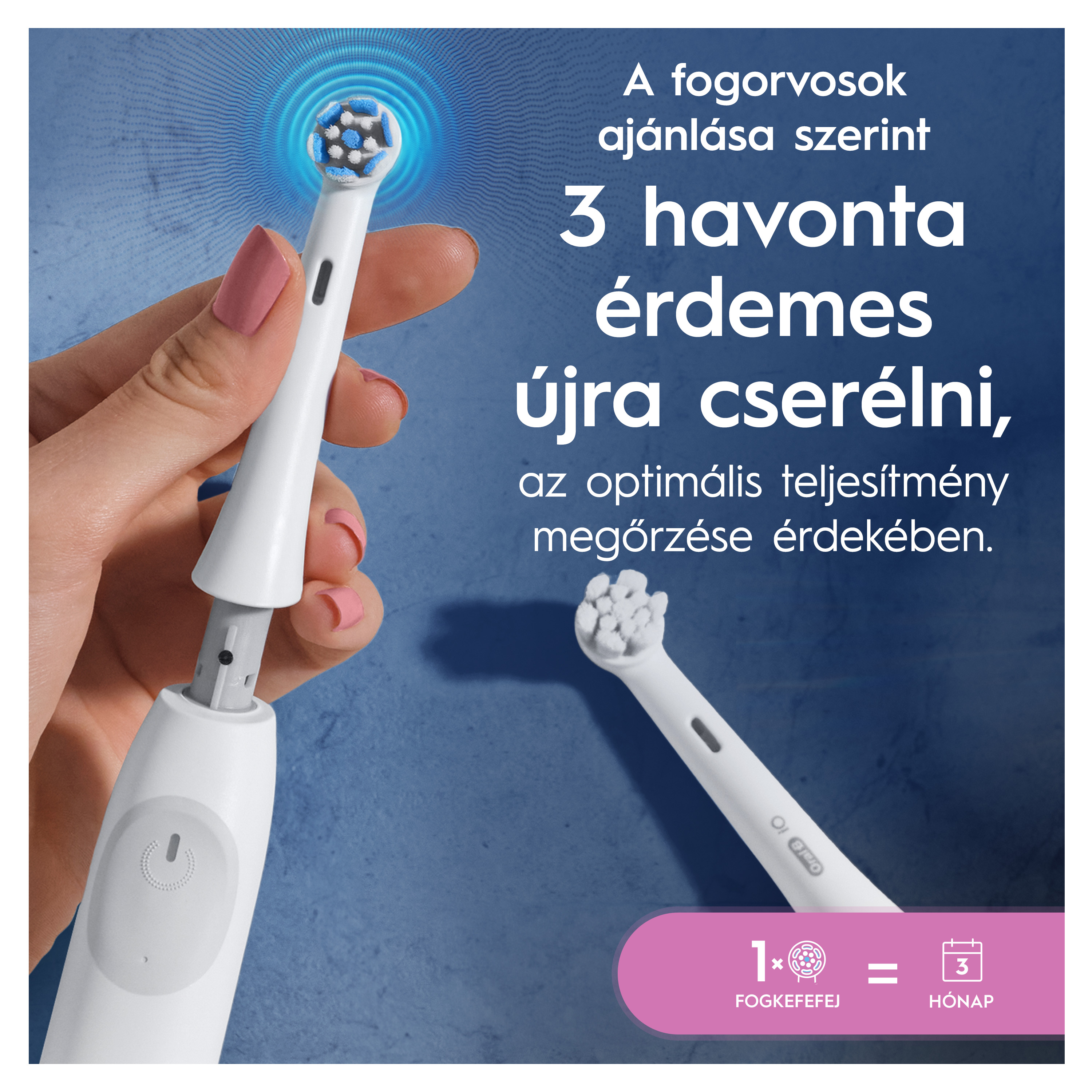 Kéz fehér elektromos fogkefét tart világító fejjel, kék háttér előtt szöveggel.