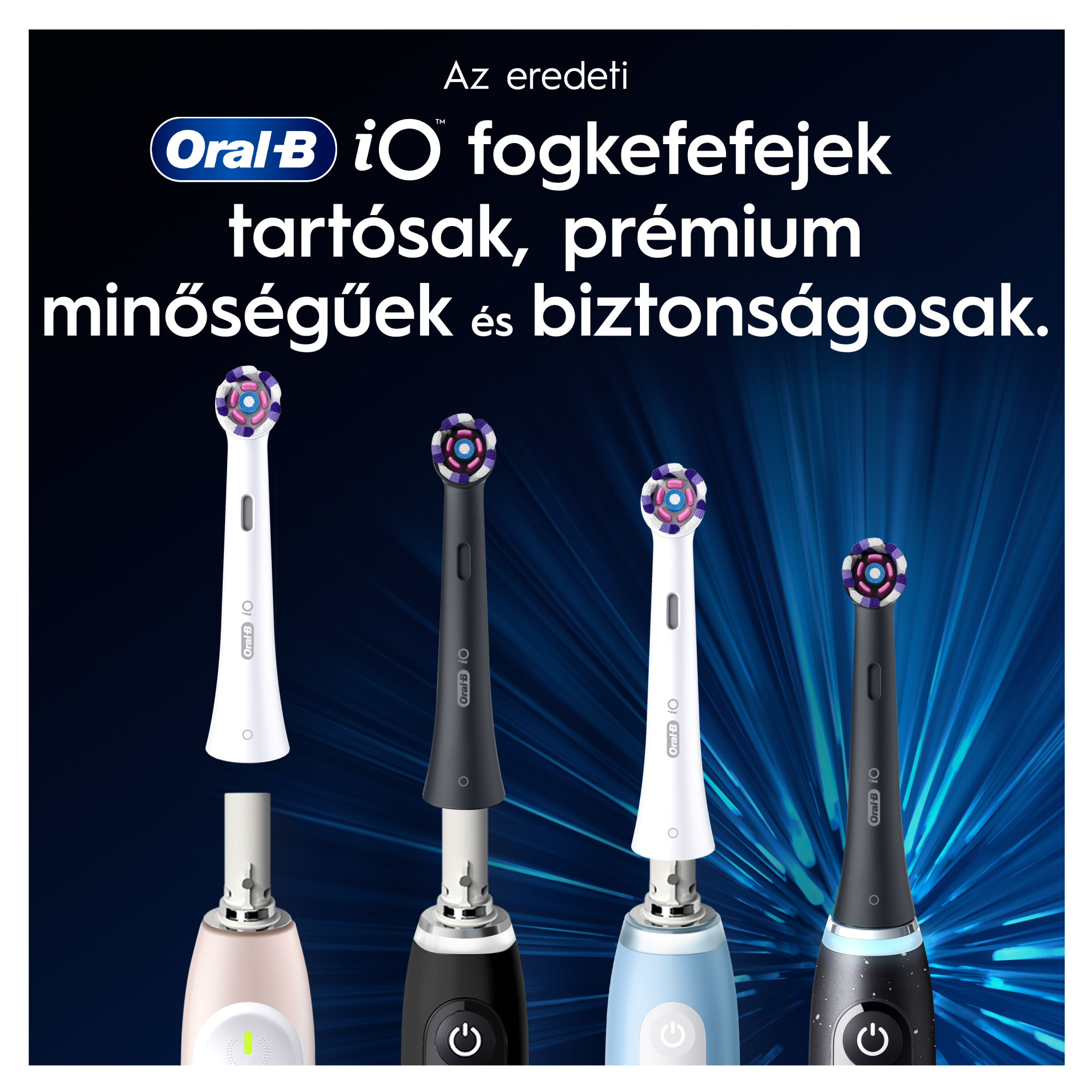 Négy fehér és fekete Oral-B iO fogkefefej a nyelük felett, kék háttér előtt.