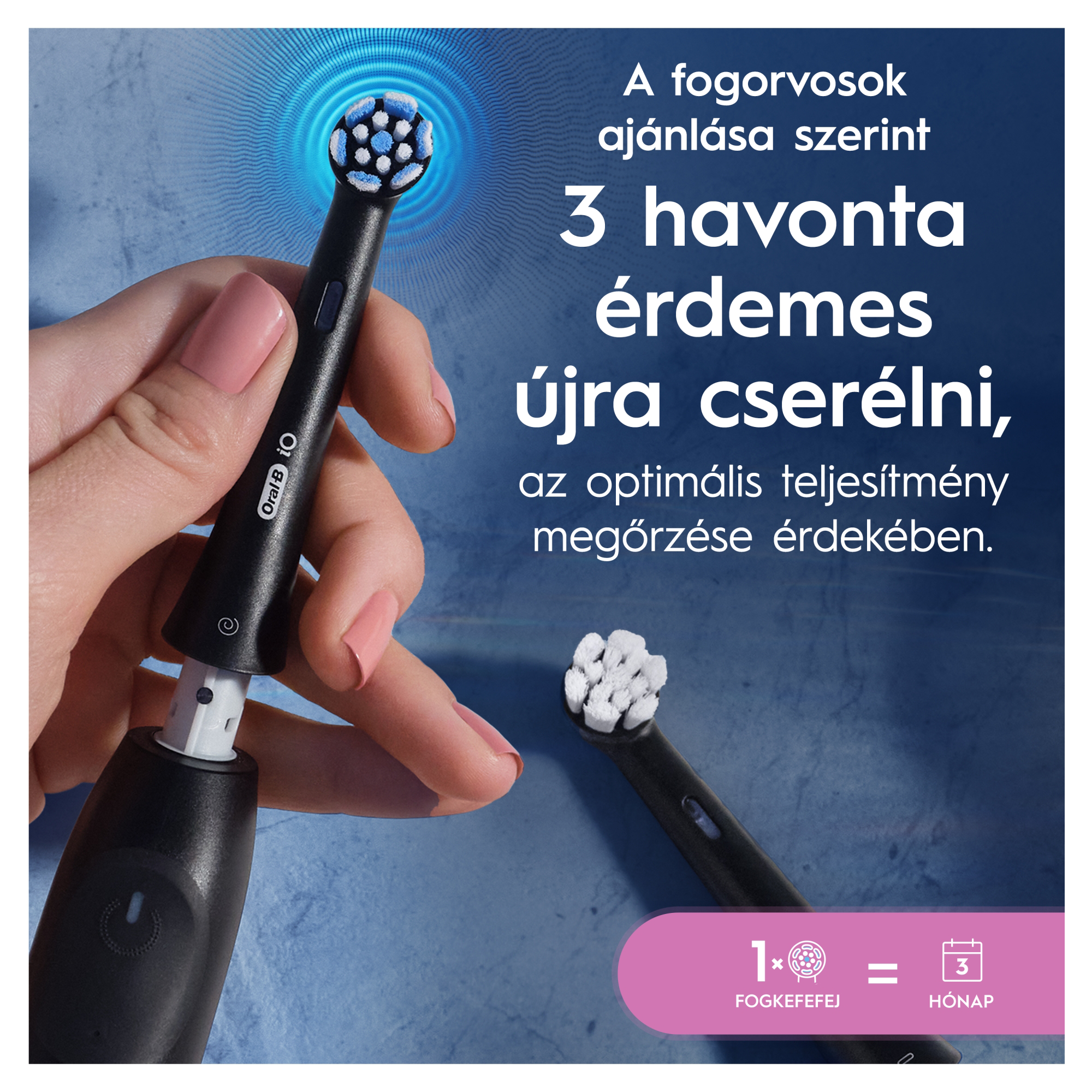 Kéz tart egy fekete Oral-B elektromos fogkefét a kefefej cseréjéről szóló szöveggel.