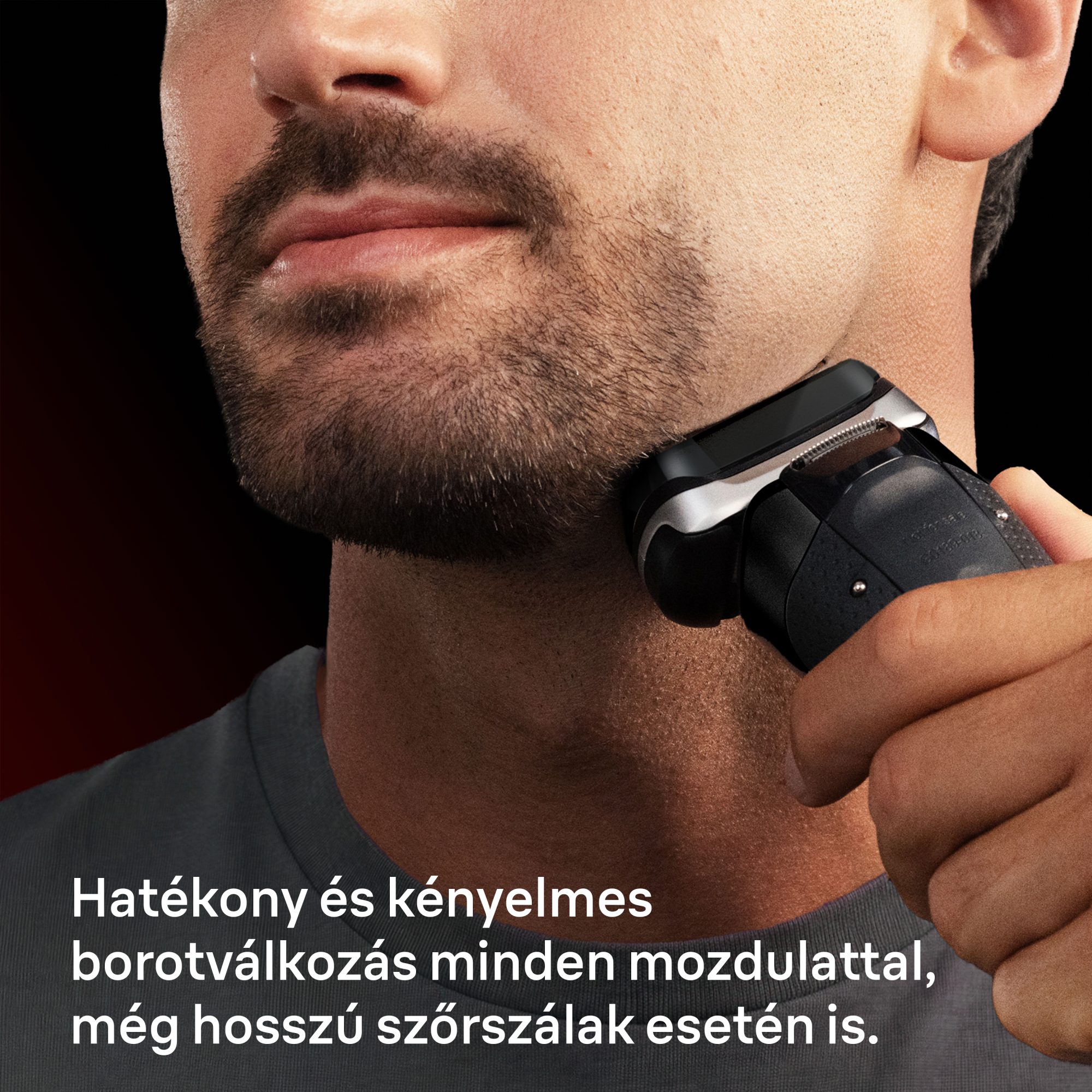 Egy férfi a nyakát borotválja egy modern fekete elektromos borotvával.