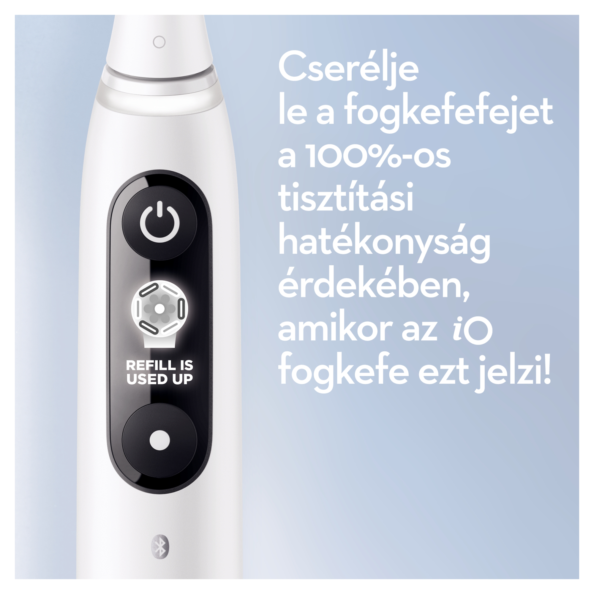 Fehér elektromos fogkefe kijelzővel, amely elhasznált fejre figyelmeztet magyar felirattal.