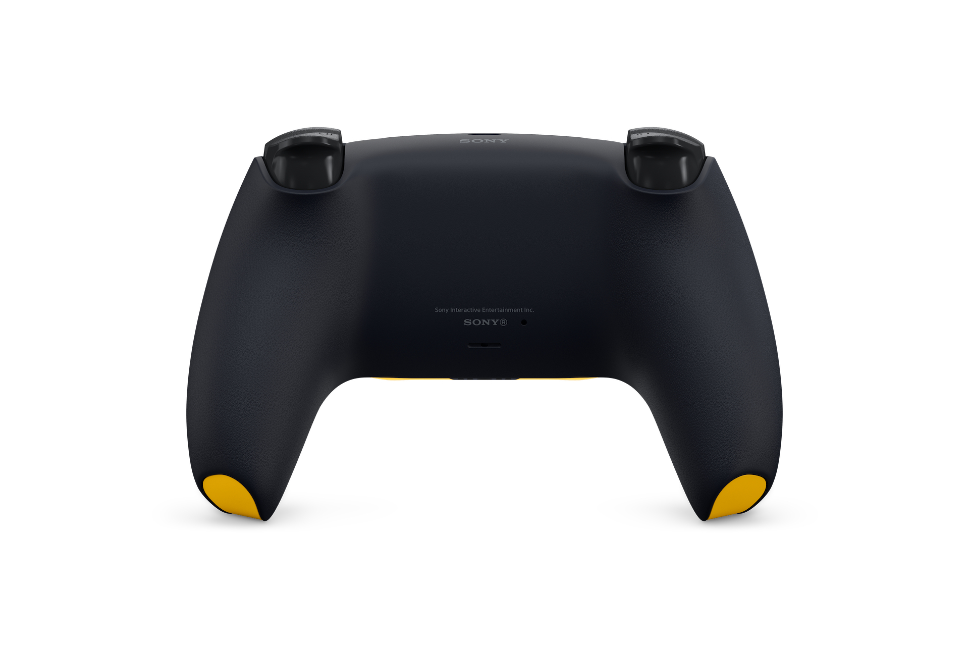 Rückseite eines schwarzen PlayStation 5-Controllers mit gelben Akzenten an den Griffenden.