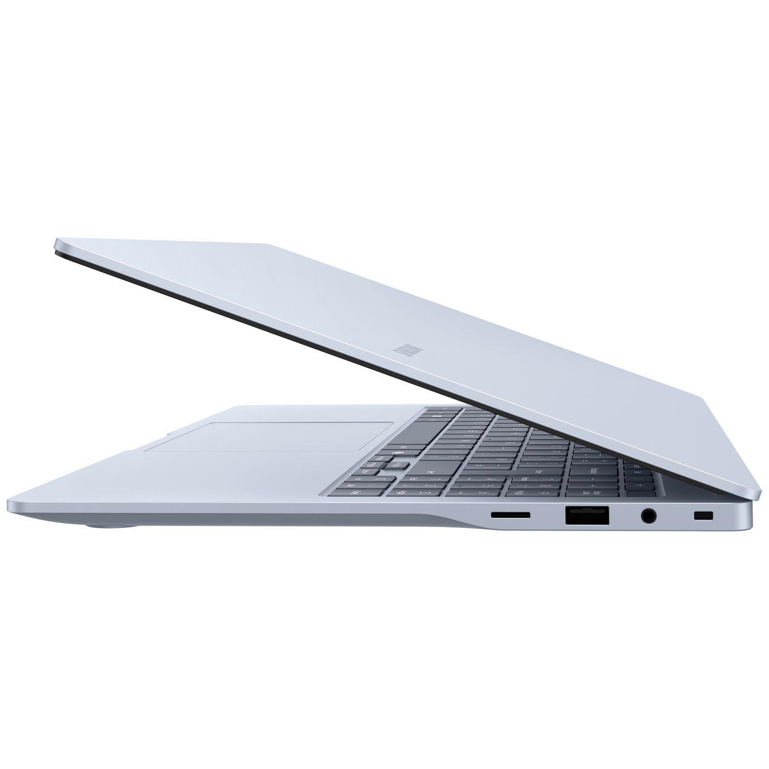 Zijaanzicht van een zilveren laptop met gedeeltelijk geopend scherm op witte achtergrond.