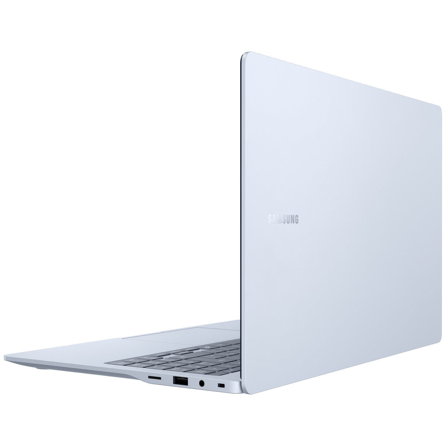 Een zilveren Samsung-laptop schuin op een witte achtergrond met zichtbare poorten.