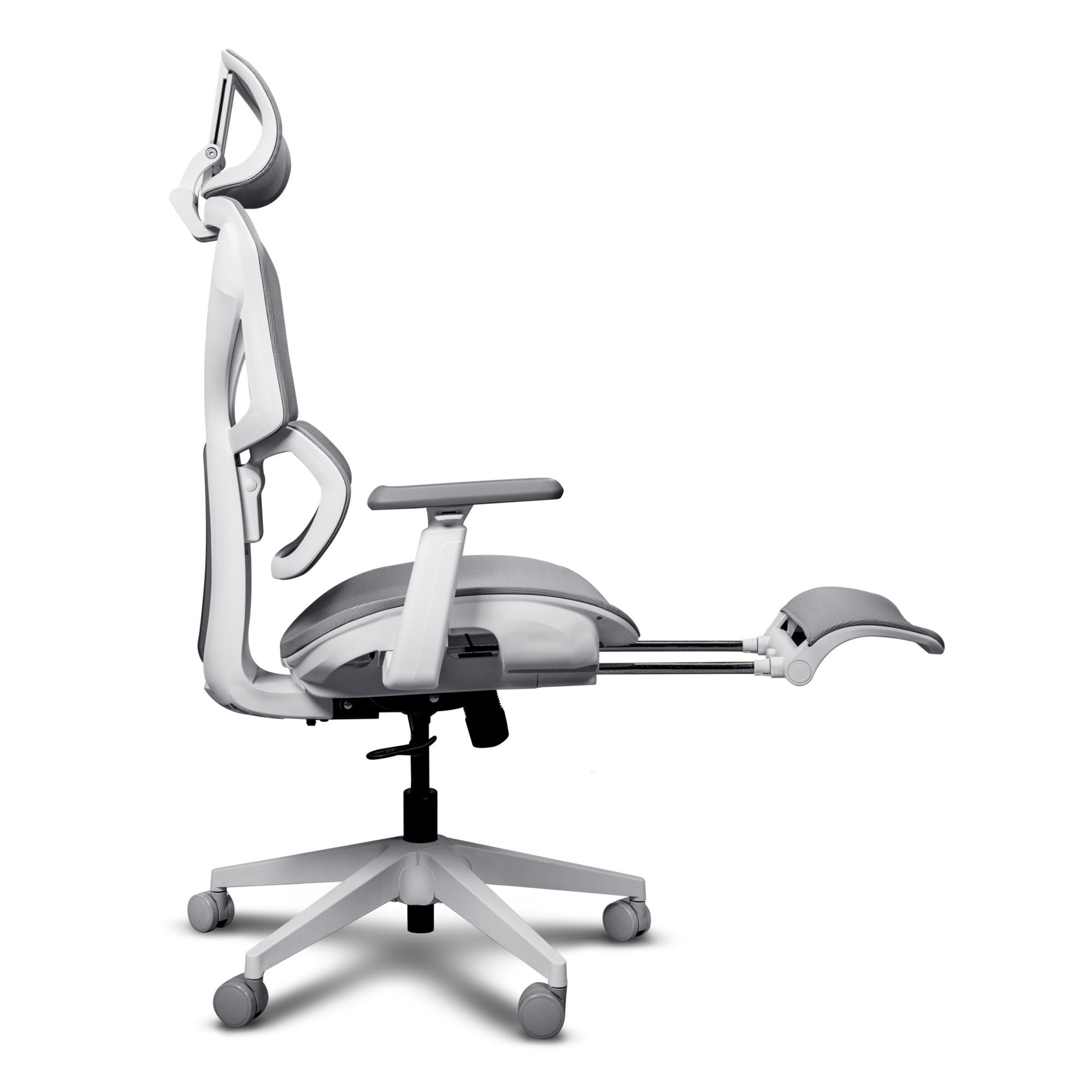Ein weißer ergonomischer Bürostuhl mit grauen Polstern und ausklappbarer Fußstütze auf weißem Hintergrund.
