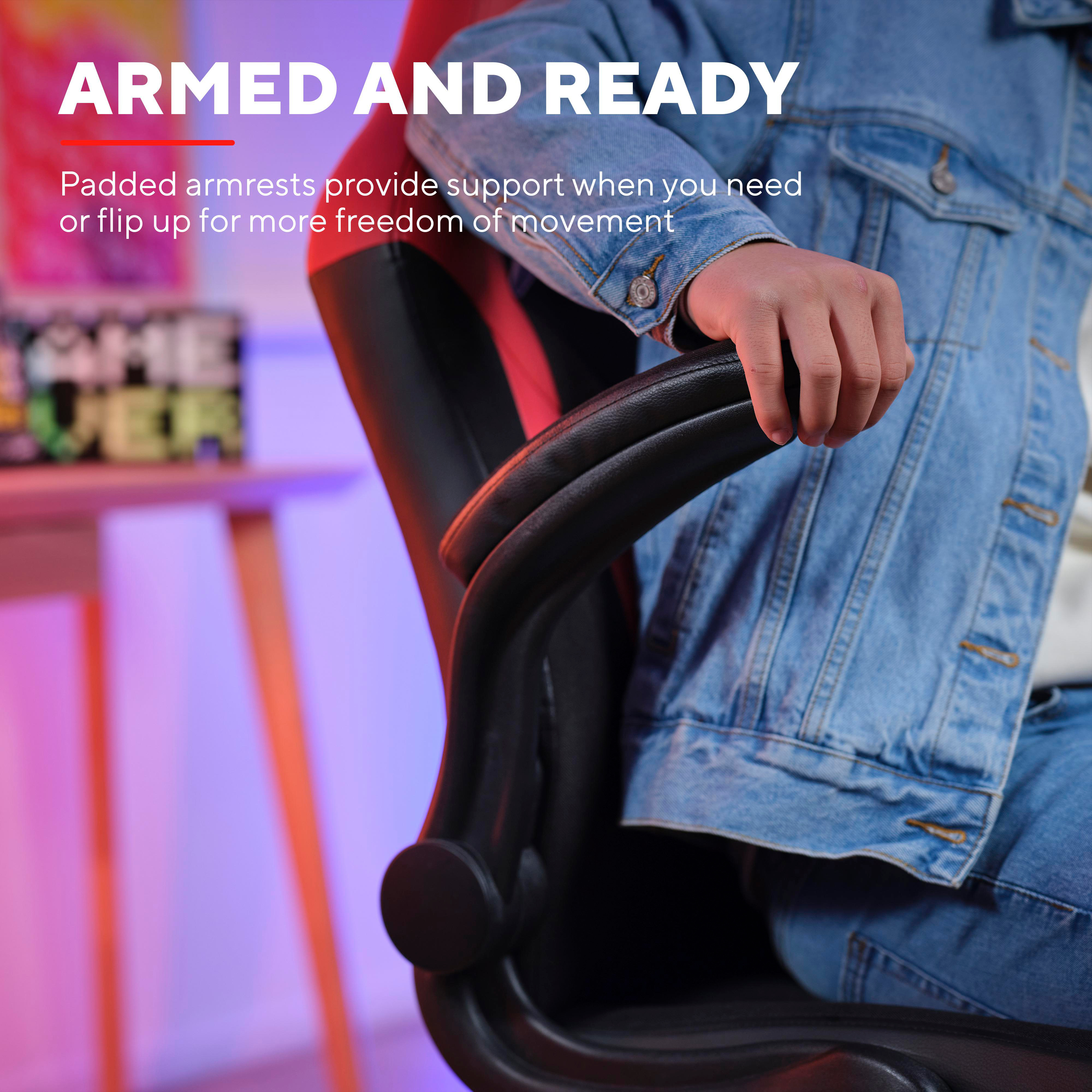 Eine Person in Jeansjacke sitzt in einem Gaming-Stuhl und hält die gepolsterte Armlehne.