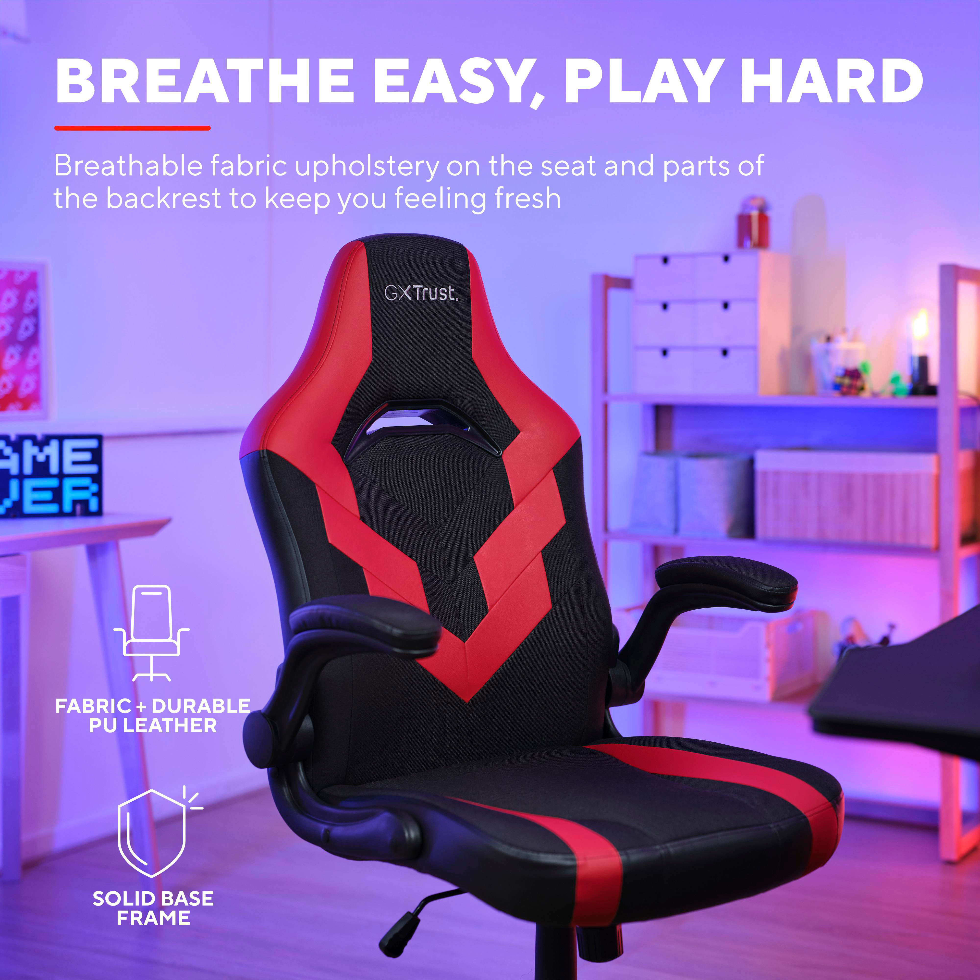 Ein rot-schwarzer Gaming-Stuhl vor einer beleuchteten Wand und einem Regal.