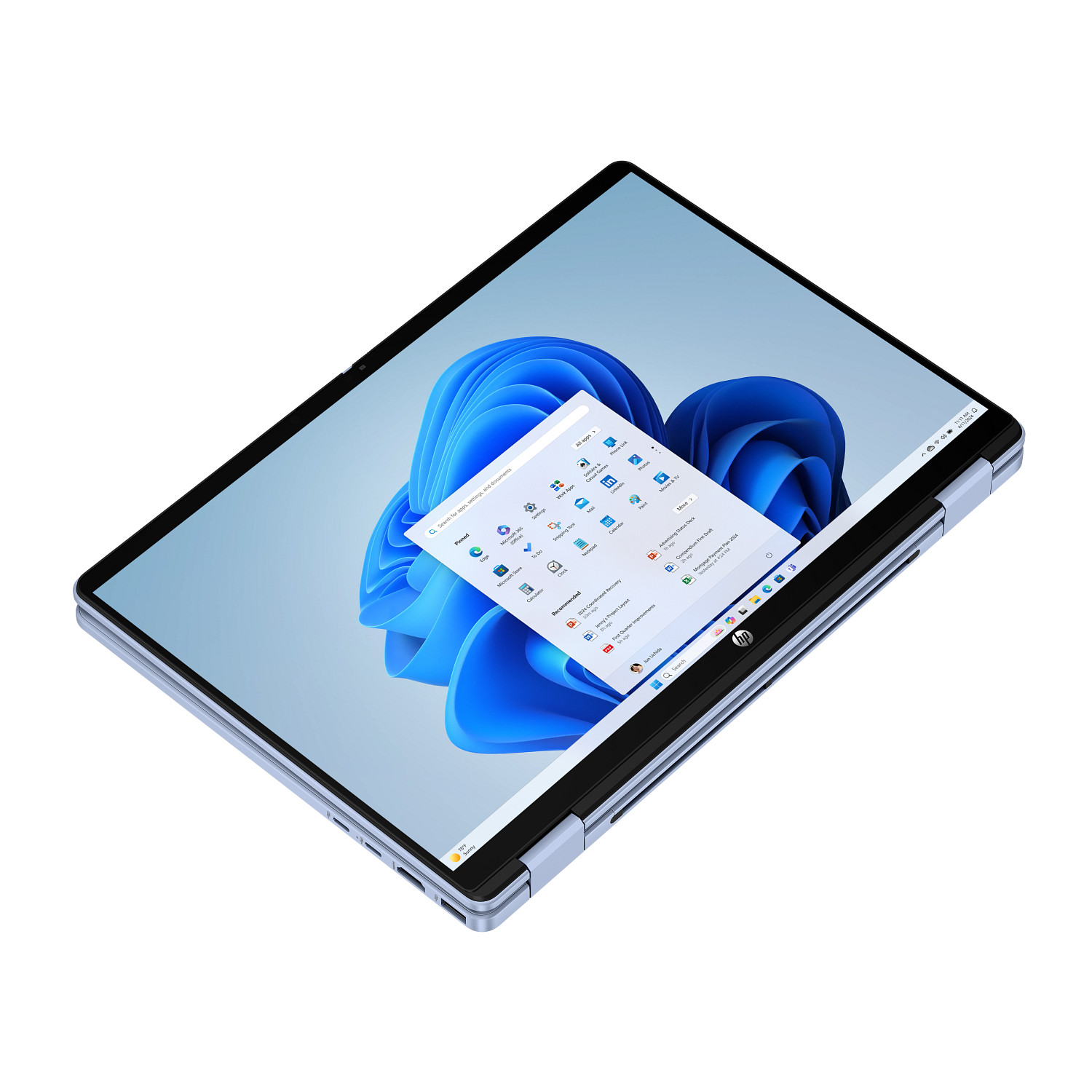 Un portátil HP plateado en modo tienda que muestra el menú de inicio de Windows 11 sobre un fondo azul sobre blanco.