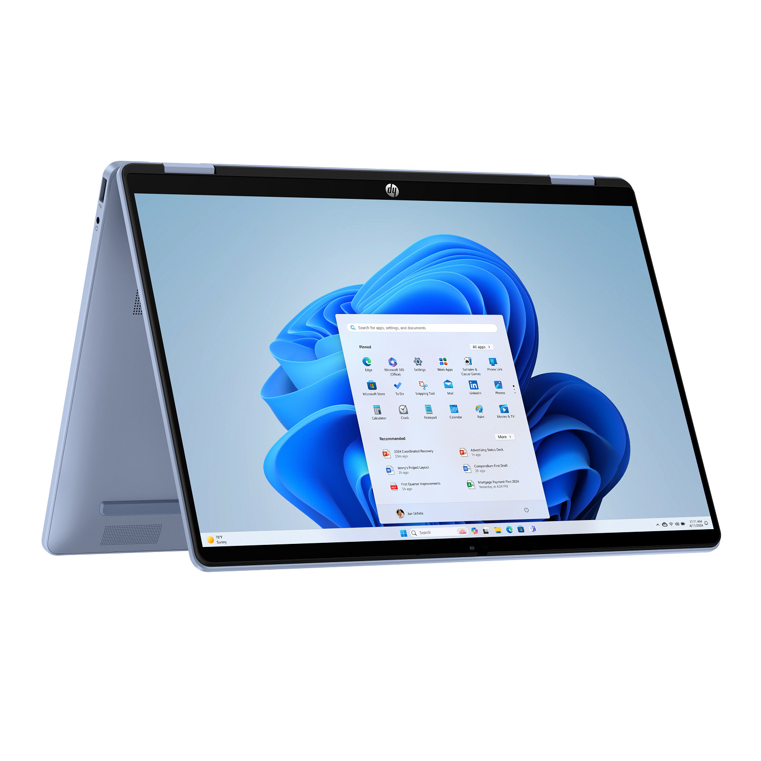 Un ordenador portátil HP azul en modo tienda muestra la pantalla de inicio de Windows 11.