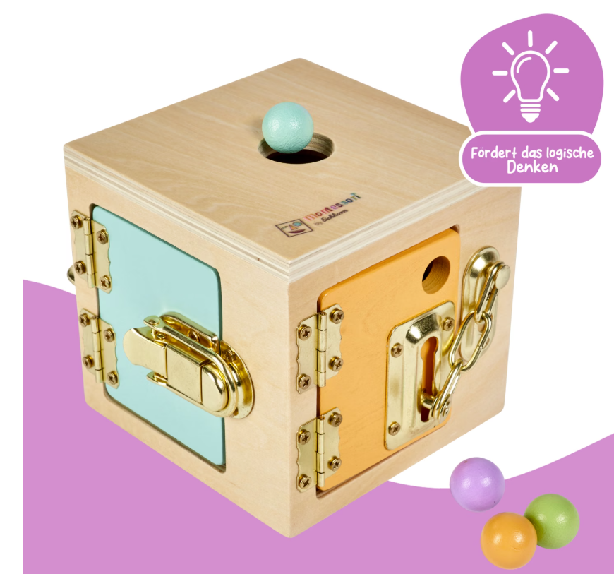 Holz-Montessori-Lernwürfel mit Türen, Riegeln und bunten Holzkugeln auf lila-weißem Hintergrund.
