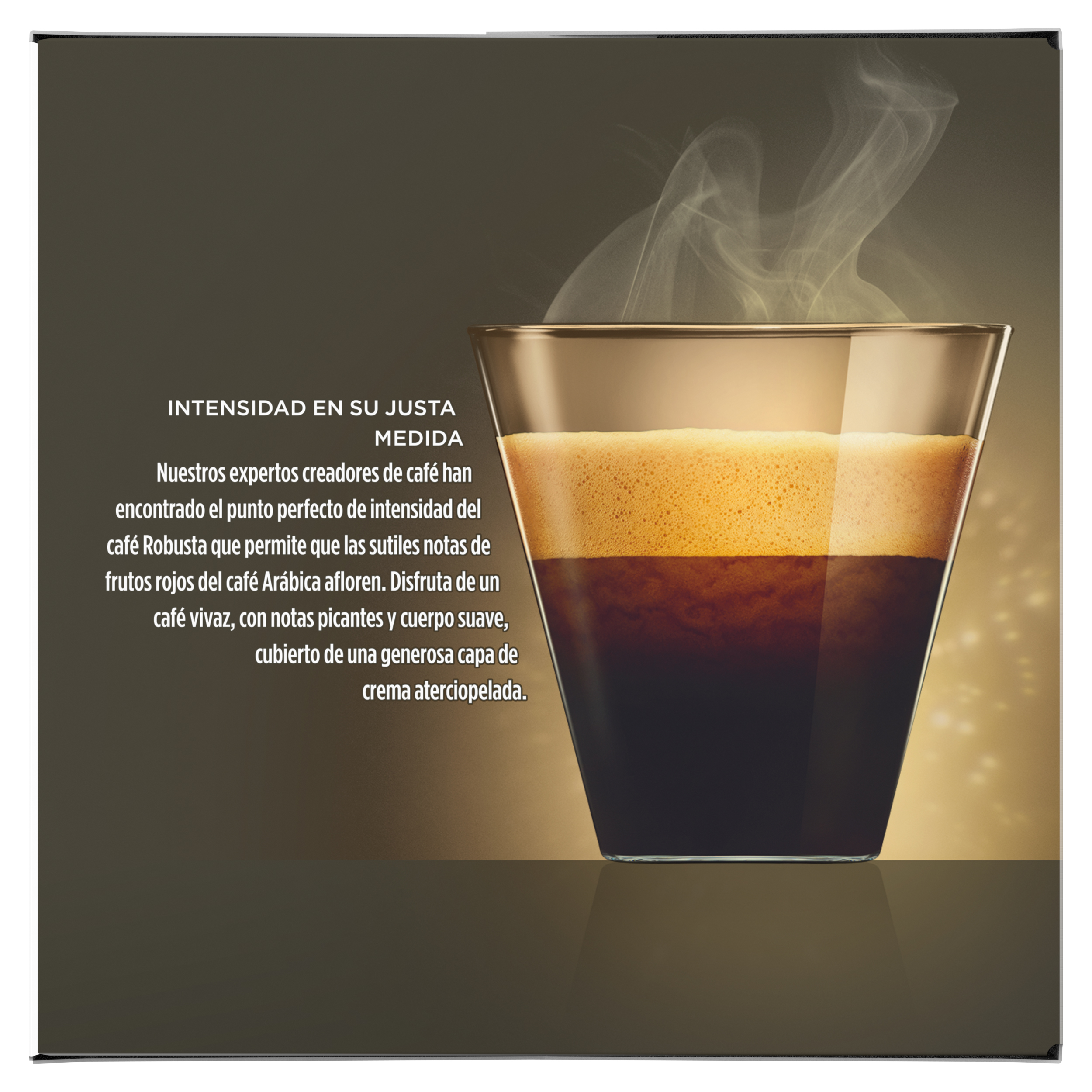 Una taza de cristal con café recién hecho, capa de crema dorada, vapor ascendente y texto publicitario.