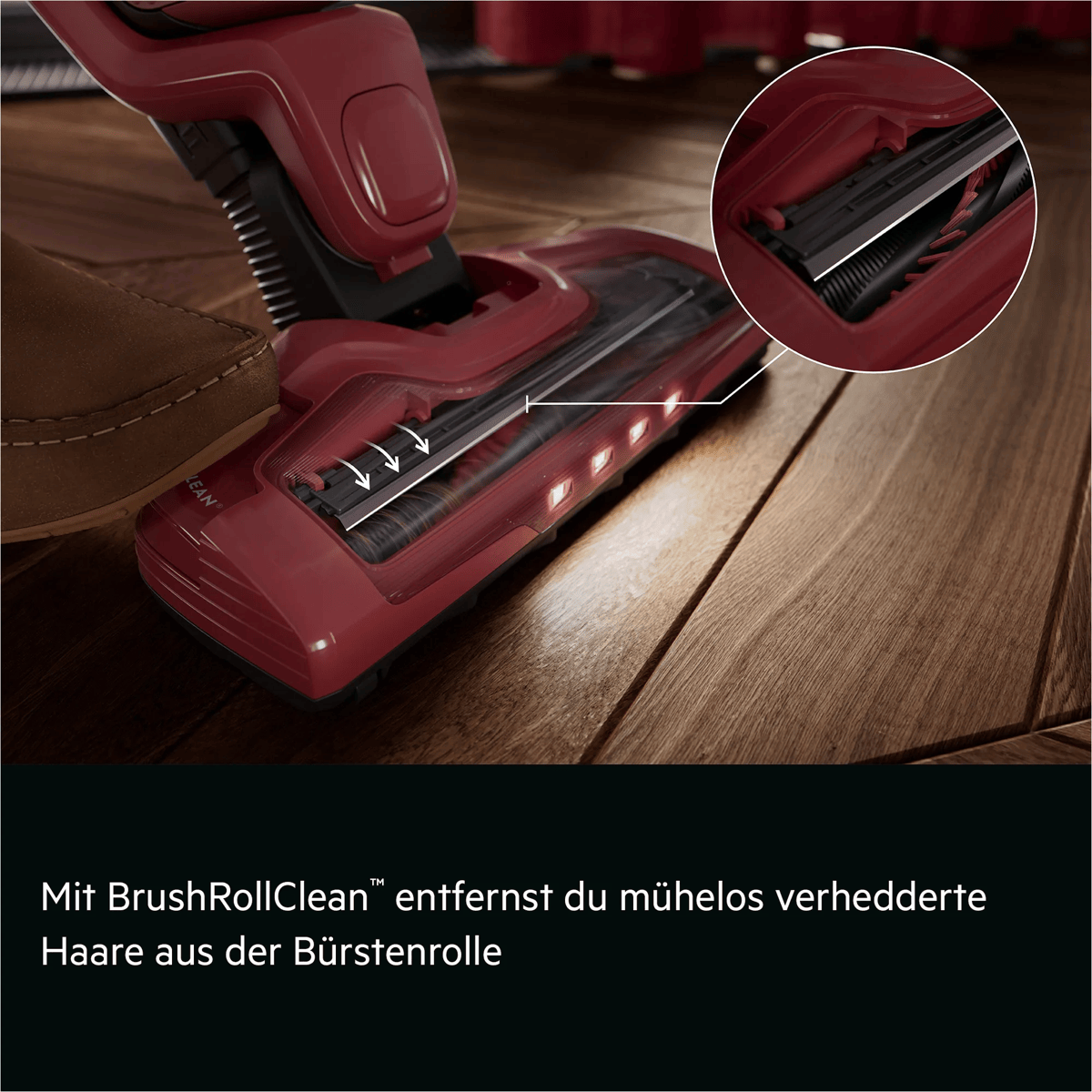Roter Staubsaugerkopf mit LED-Lichtern auf Holzboden, Detailansicht der Bürstenrolle.