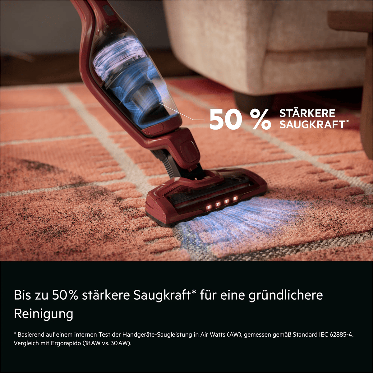 Ein roter Staubsauger reinigt einen Teppich, Text wirbt für 50% stärkere Saugkraft.