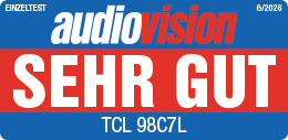 Ein blau-rotes Testlogo mit der Aufschrift SEHR GUT und dem Produktnamen TCL 98C7L.