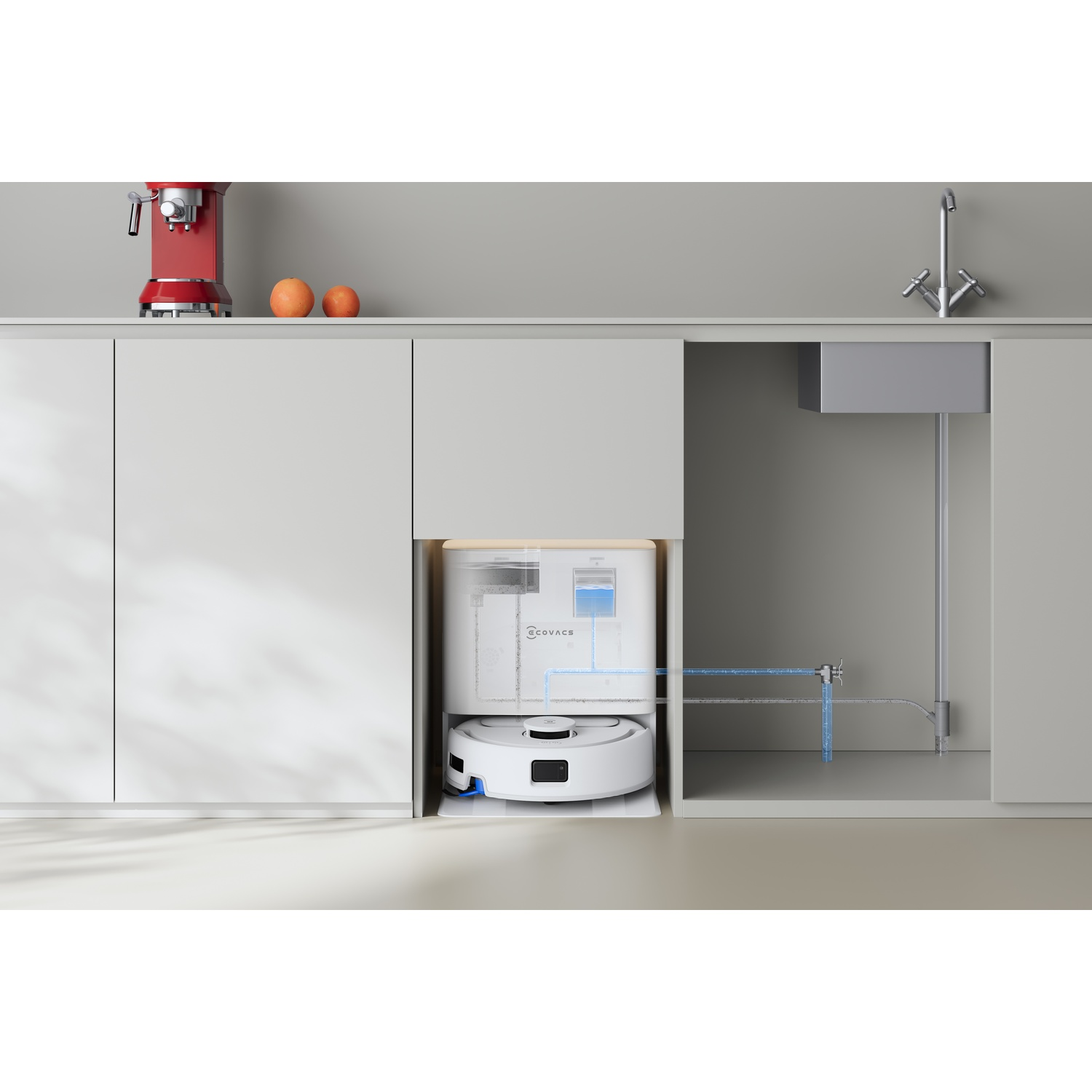 Robot aspirapolvere e stazione base installati nel mobile sottolavello della cucina con allacciamento idrico.