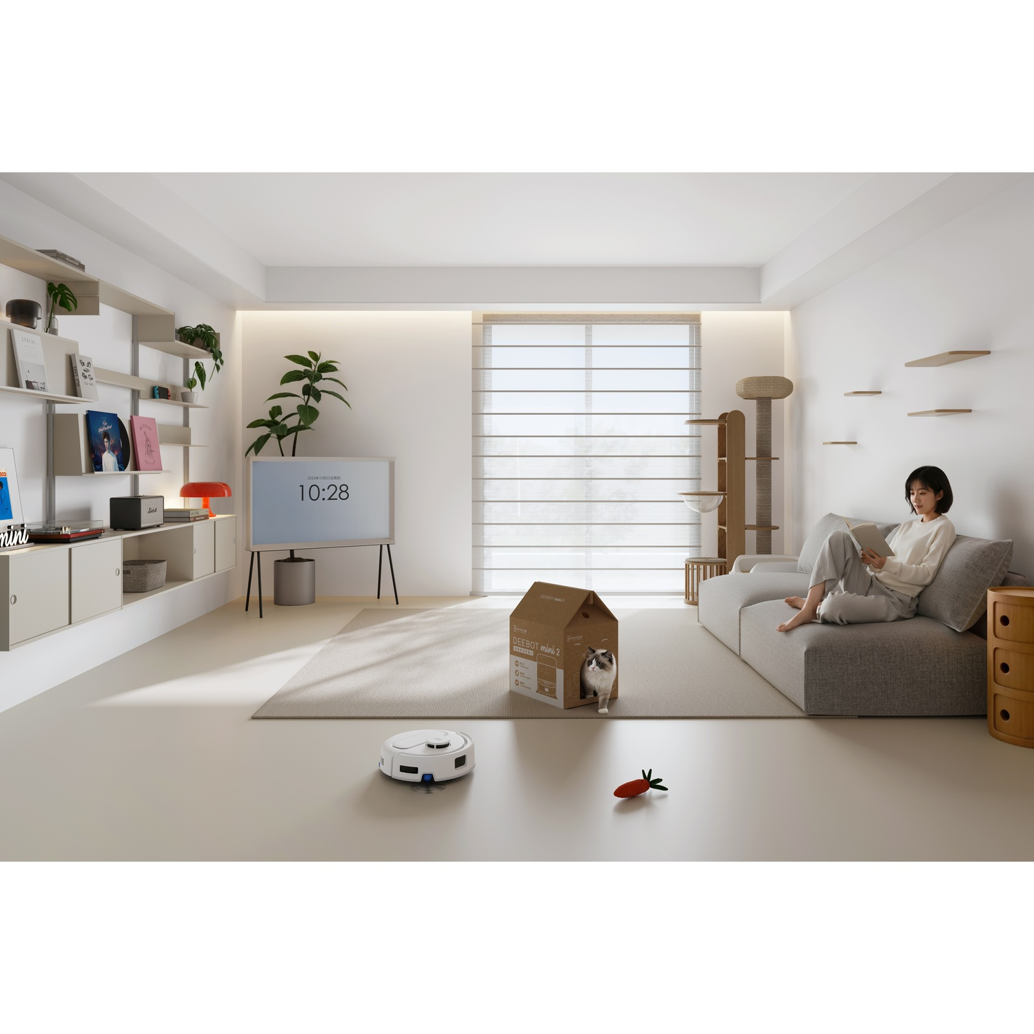 Una donna legge sul divano mentre un robot aspirapolvere si muove sul pavimento e un gatto guarda da una casa di cartone.
