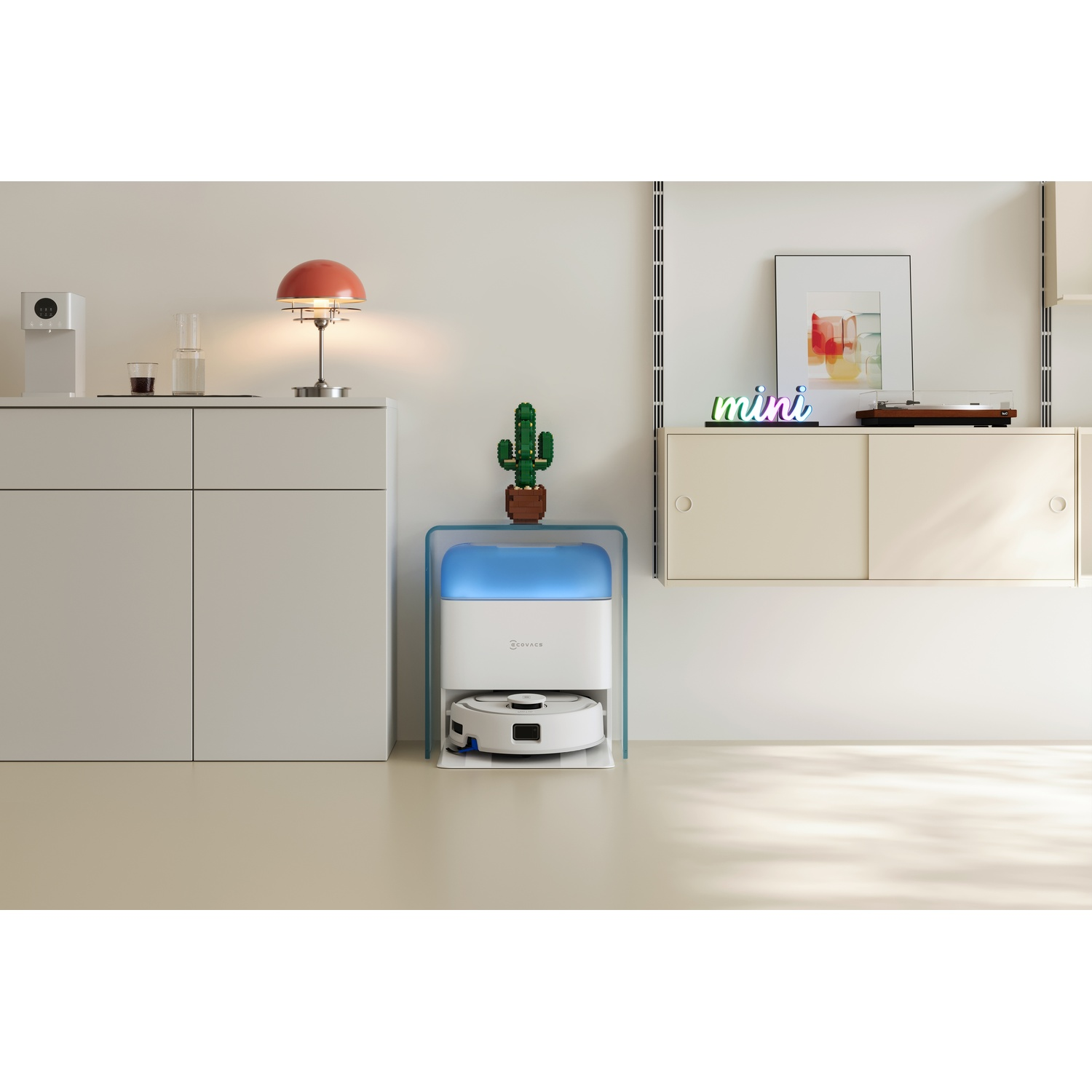 Un robot aspirapolvere bianco è nella sua stazione di ricarica con luce blu in una stanza minimalista.