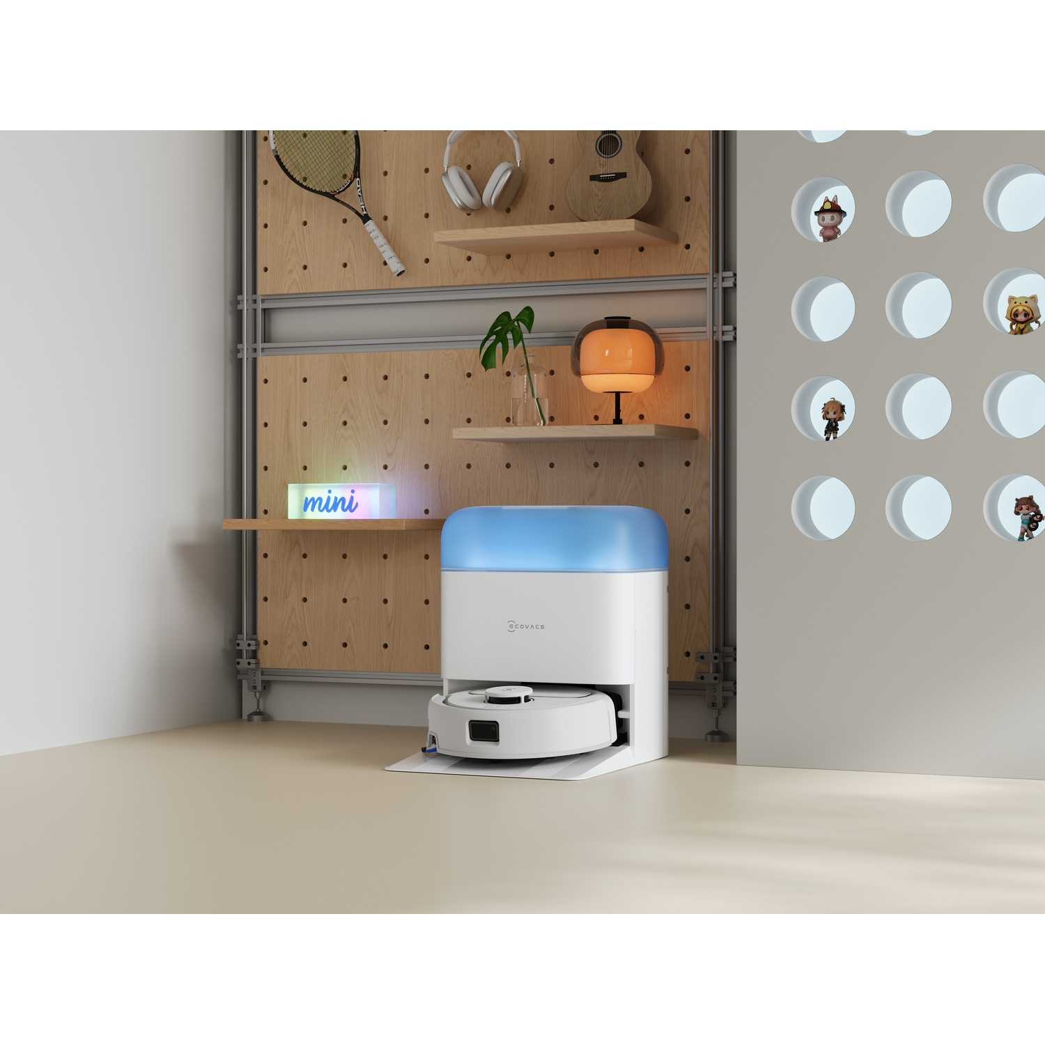 Un robot aspirapolvere bianco nella sua base di ricarica contro una parete forata con mensole.