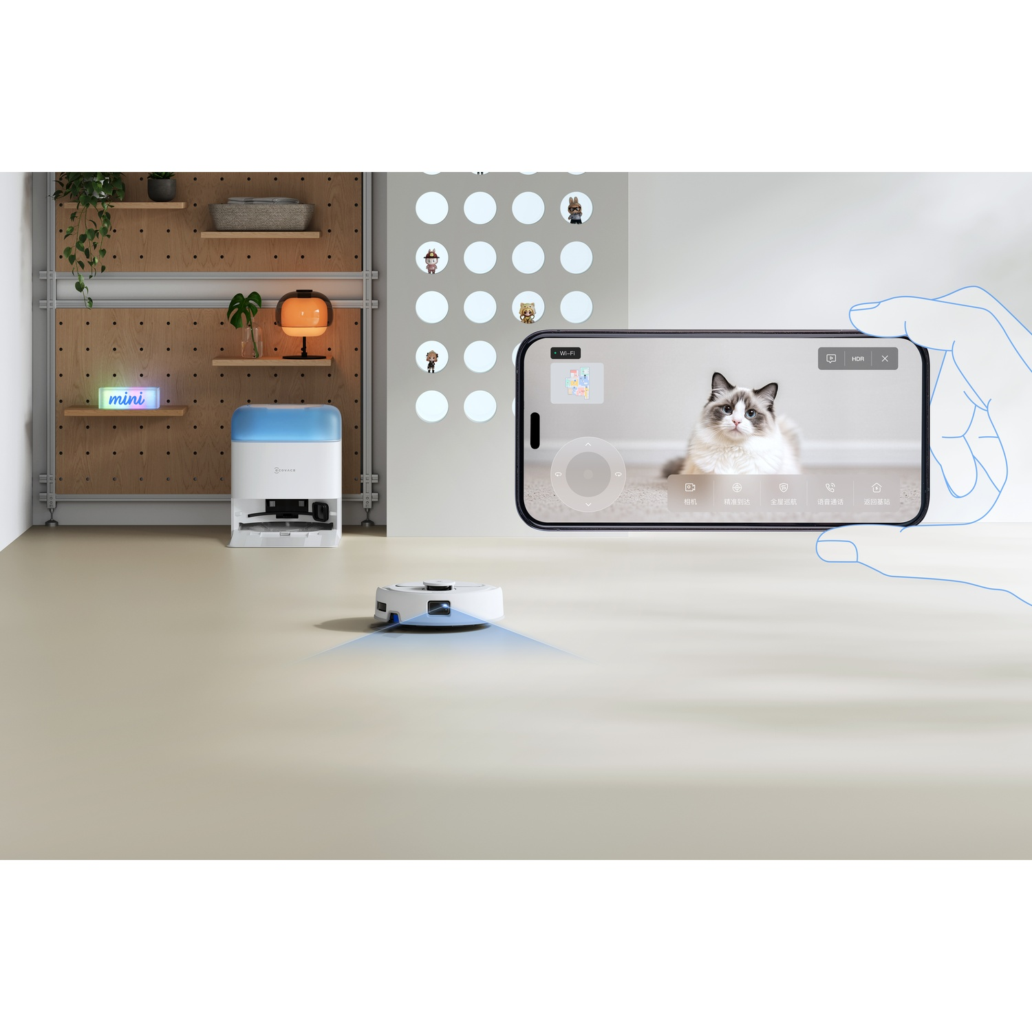 Uno smartphone mostra un gatto via telecamera robot, sotto un robot aspirapolvere pulisce con parete forata.