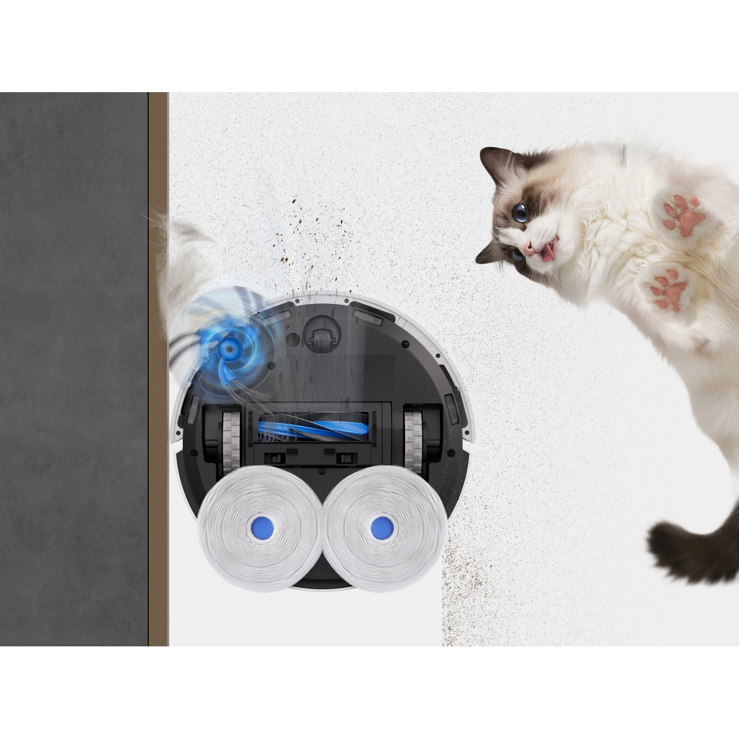 Parte inferiore di un robot aspirapolvere con panni rotanti su pavimento chiaro, mentre un gatto guarda.