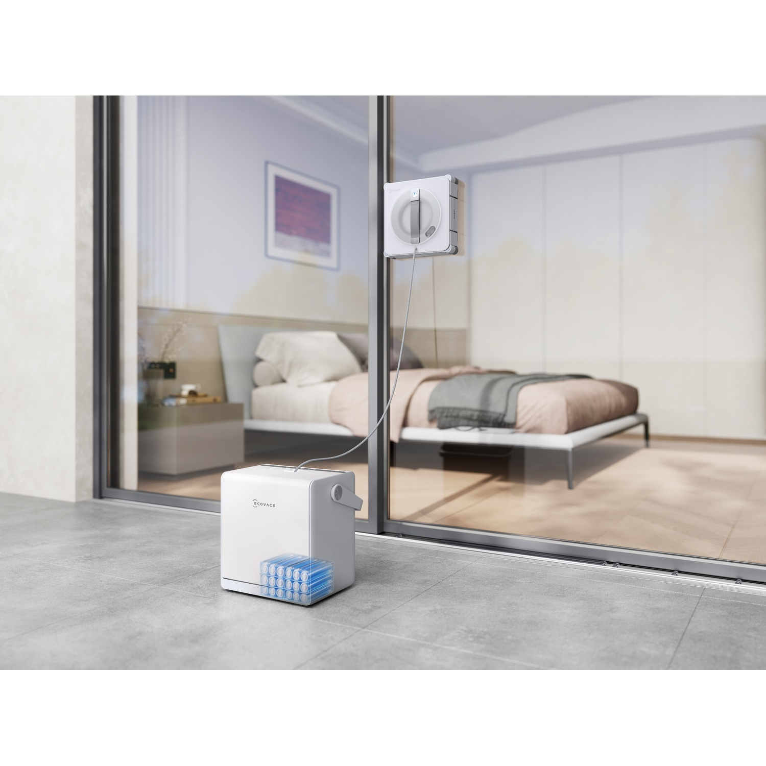 Un robot pulisci vetri bianco pulisce una porta a vetri, collegato a una base a terra tramite un cavo.