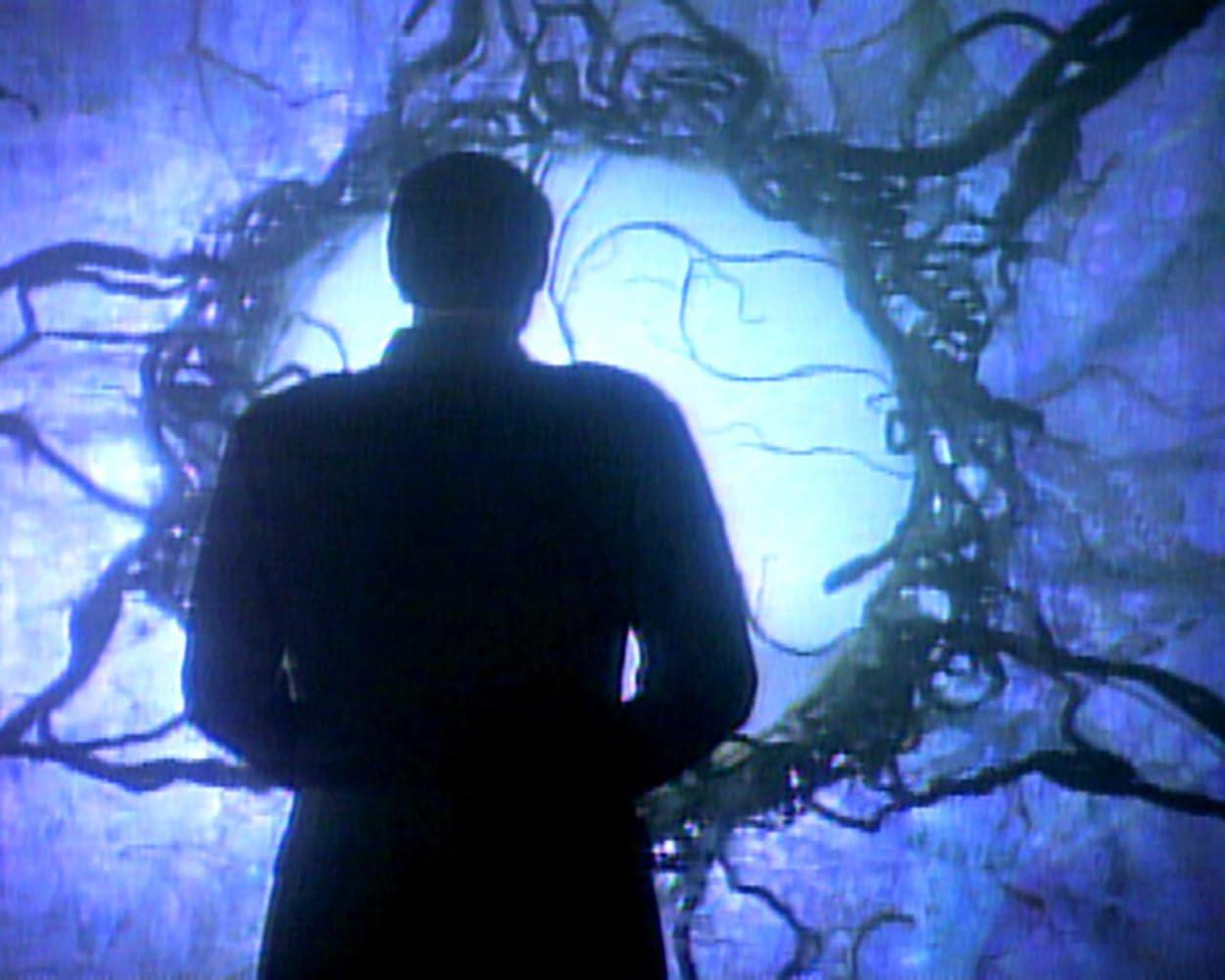 Silhouette einer Person vor einem blauen, von Venen durchzogenen Hintergrund.