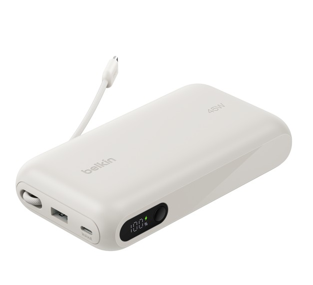 %100 gösteren dijital ekranlı ve bağlı USB-C kablolu beyaz Belkin 45W taşınabilir şarj cihazı.