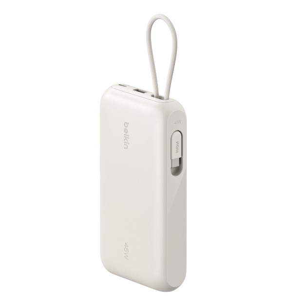 Beyaz arka planda askılı ve görünür USB-C portlu beyaz Belkin 45W taşınabilir şarj cihazı.