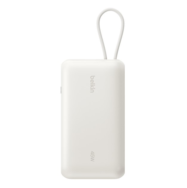 Beyaz arkaplanda taşıma kayışına sahip beyaz Belkin 45W taşınabilir şarj cihazı.