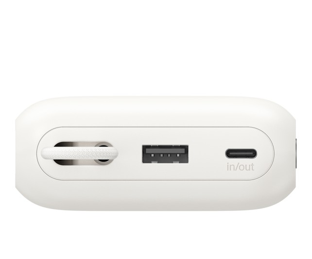 Üzerinde entegre kablo, standart USB bağlantı noktası ve USB-C bağlantı noktası bulunan beyaz bir taşınabilir şarj cihazı.