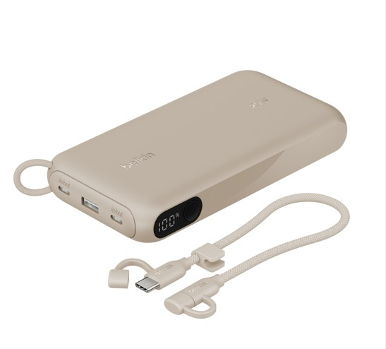 Beyaz arka planda dijital ekranlı ve bağlı USB-C kablolu bej renkli Belkin taşınabilir şarj cihazı.