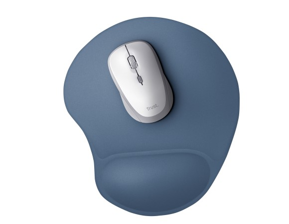 Beyaz bir bilgisayar faresi, beyaz arka planda bilek destekli mavi ergonomik bir mousepad üzerinde duruyor.