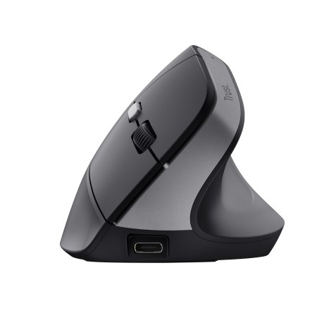 Beyaz arka planda kaydırma tekerleği, başparmak tuşu ve USB-C bağlantı noktasına sahip gri Trust ergonomik fare.